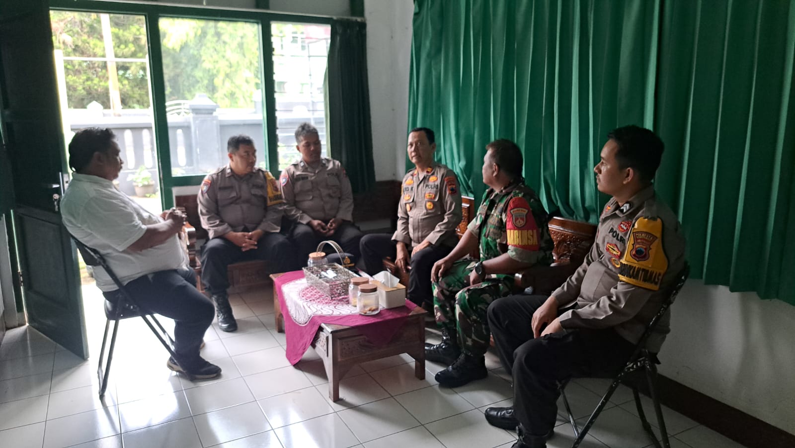 Perkuat Soliditas TNI-Polri, Polsek Kalibagor Banyumas Jalin Silaturahmi dengan Koramil 08 Kalibagor