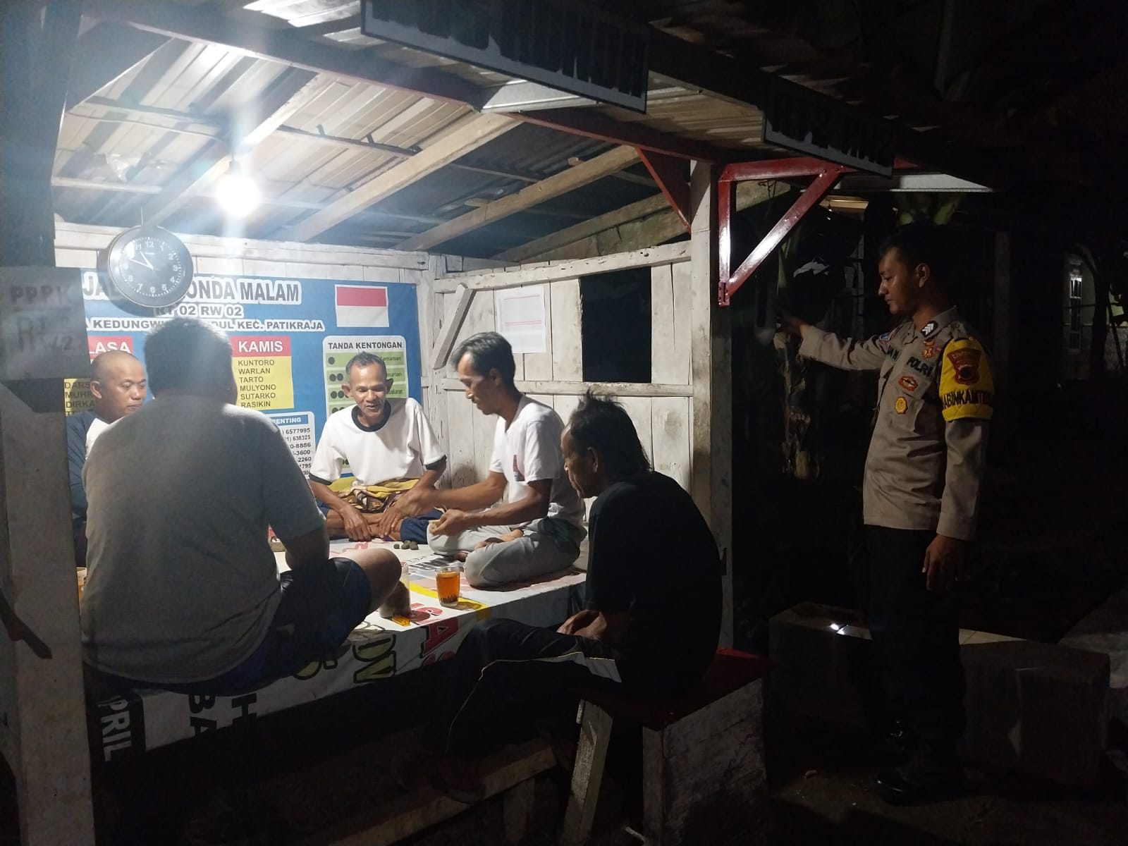 Bhabinkamtibmas Patikraja Polresta Banyumas Sambangi Satkamling Kedungwuluh Kidul, Ingatkan Warga Waspada Curanmor