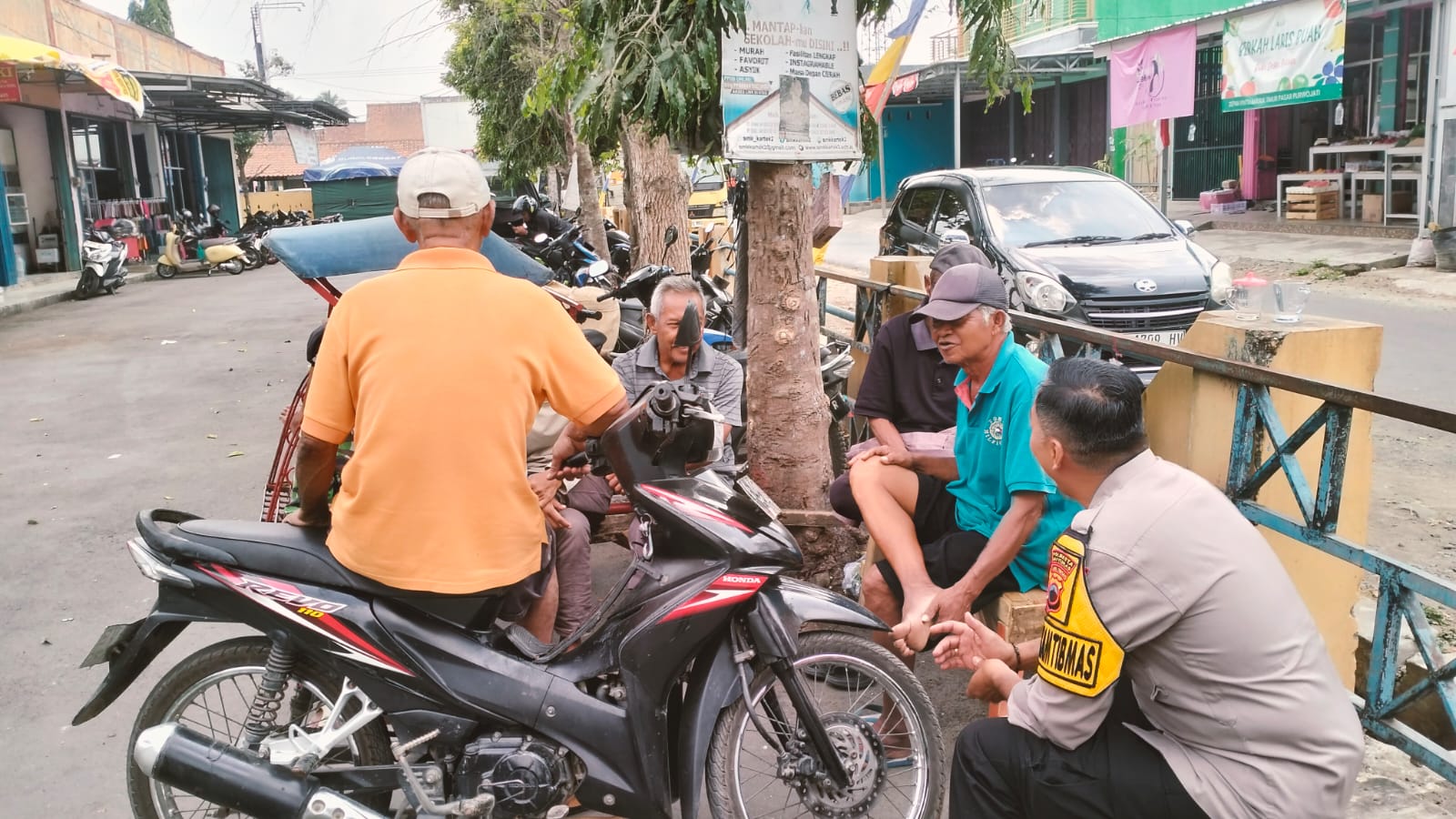 Bhabinkamtibmas Wangon Aktif Sambang Warga, Sampaikan Pesan Waspada Kejahatan dan Kebakaran