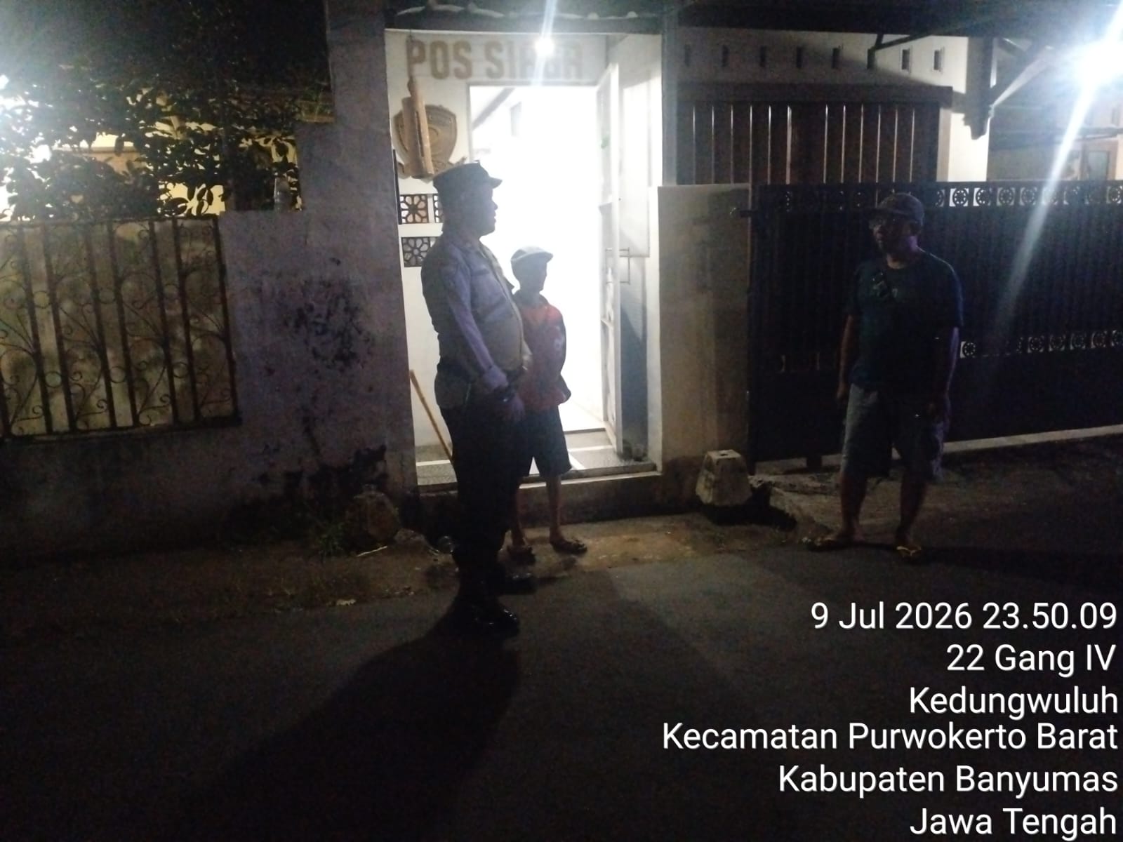 Bhabinkamtibmas Sambangi Satkamling, Ajak Petugas Ronda Tingkatkan Patroli di Jam Rawan