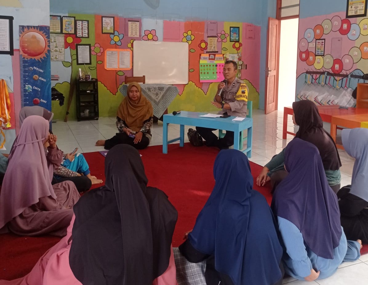 Jadi Narasumber Parenting, Bhabinkamtibmas Karanglewas Tekankan Peran Orang Tua Lindungi Anak Dari Perundungan