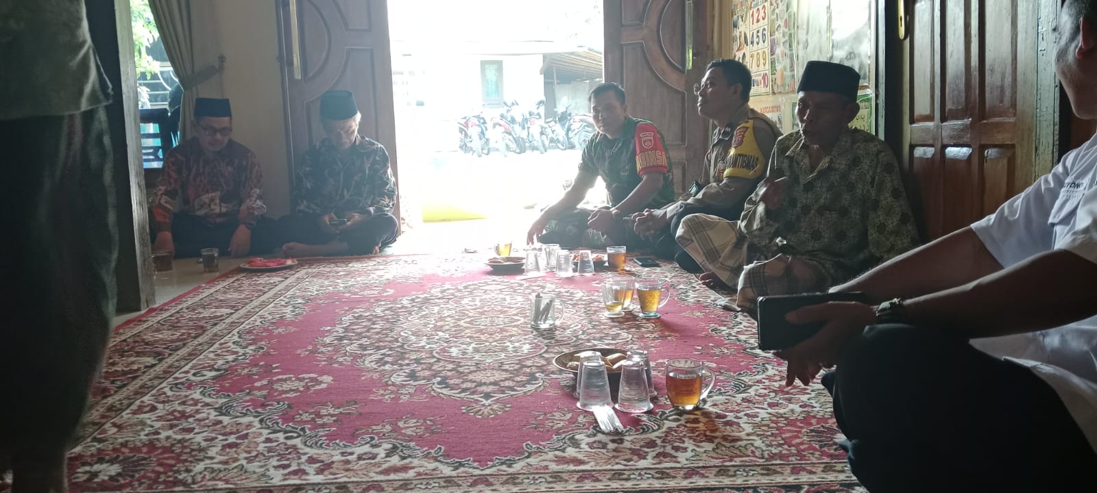 Empati di Tengah Duka, Bhabinkamtibas Kemranjen Banyumas Takziah Jamaah Haji Wafat di Makkah
