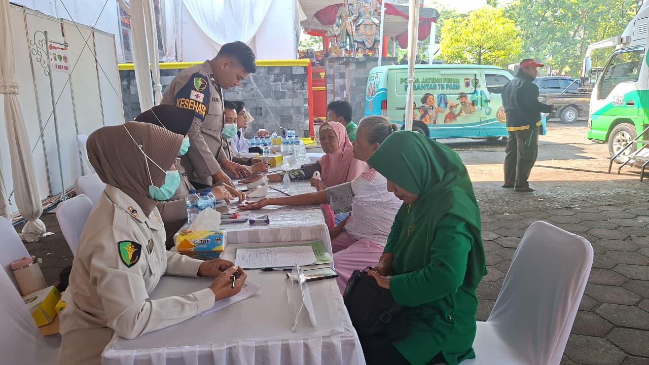 Biddokkes Polda Jateng Bantu Warga Ketahui Kondisi Kesehatan Sejak Dini Melalui Skrining TB Paru Gratis di Sam Poo Kong