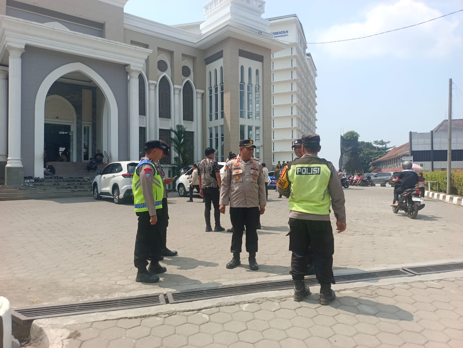 Ribuan Jemaah Ikuti Salat Jumat Bersama Wamendikdasmen RI, Polsek Sokaraja Banyumas Lakukan Pengamanan