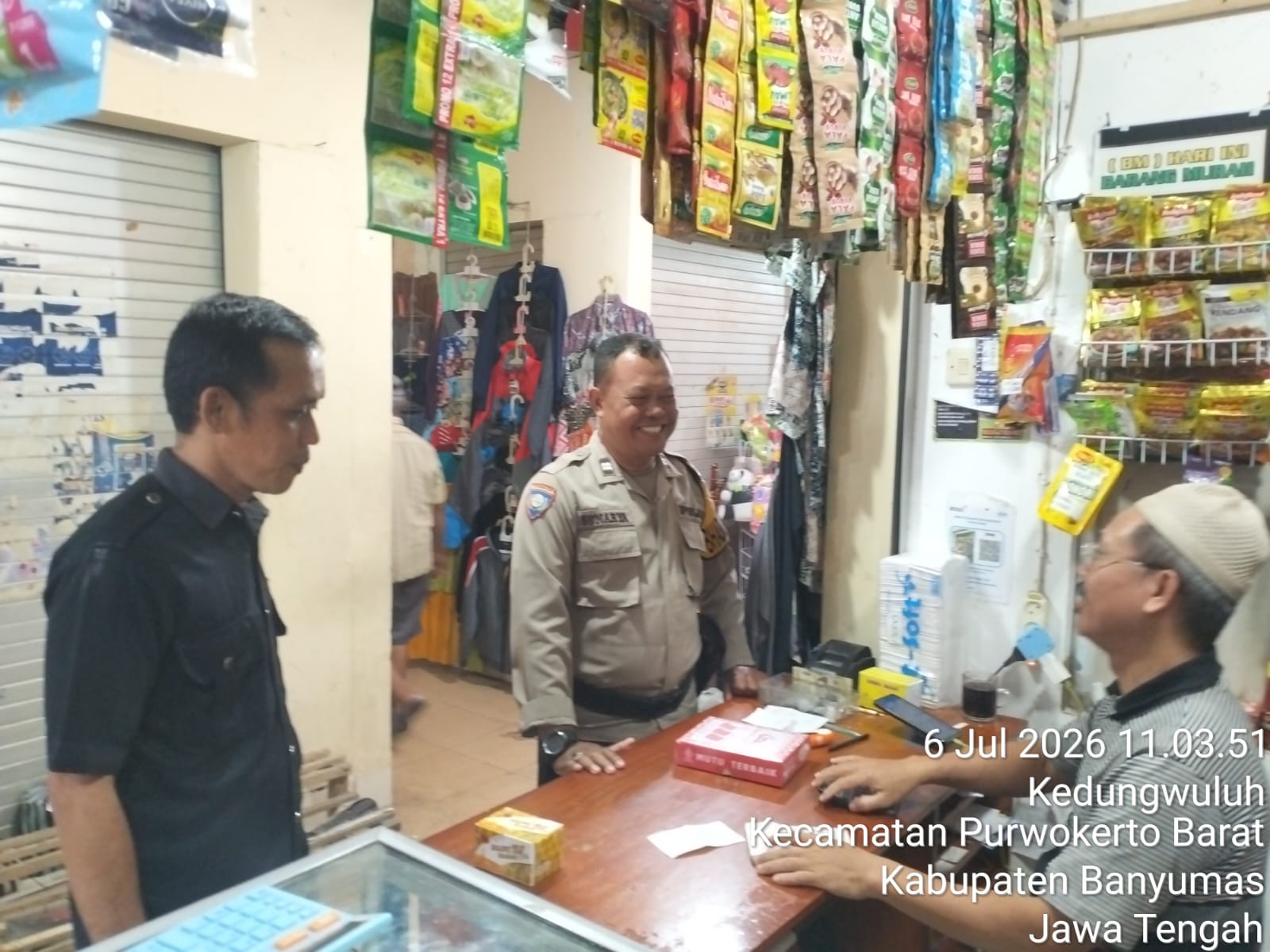 Monitoring Pasar Manis, Bhabinkamtibas Purwokerto Barat Pastikan Stok Aman dan Harga Stabil