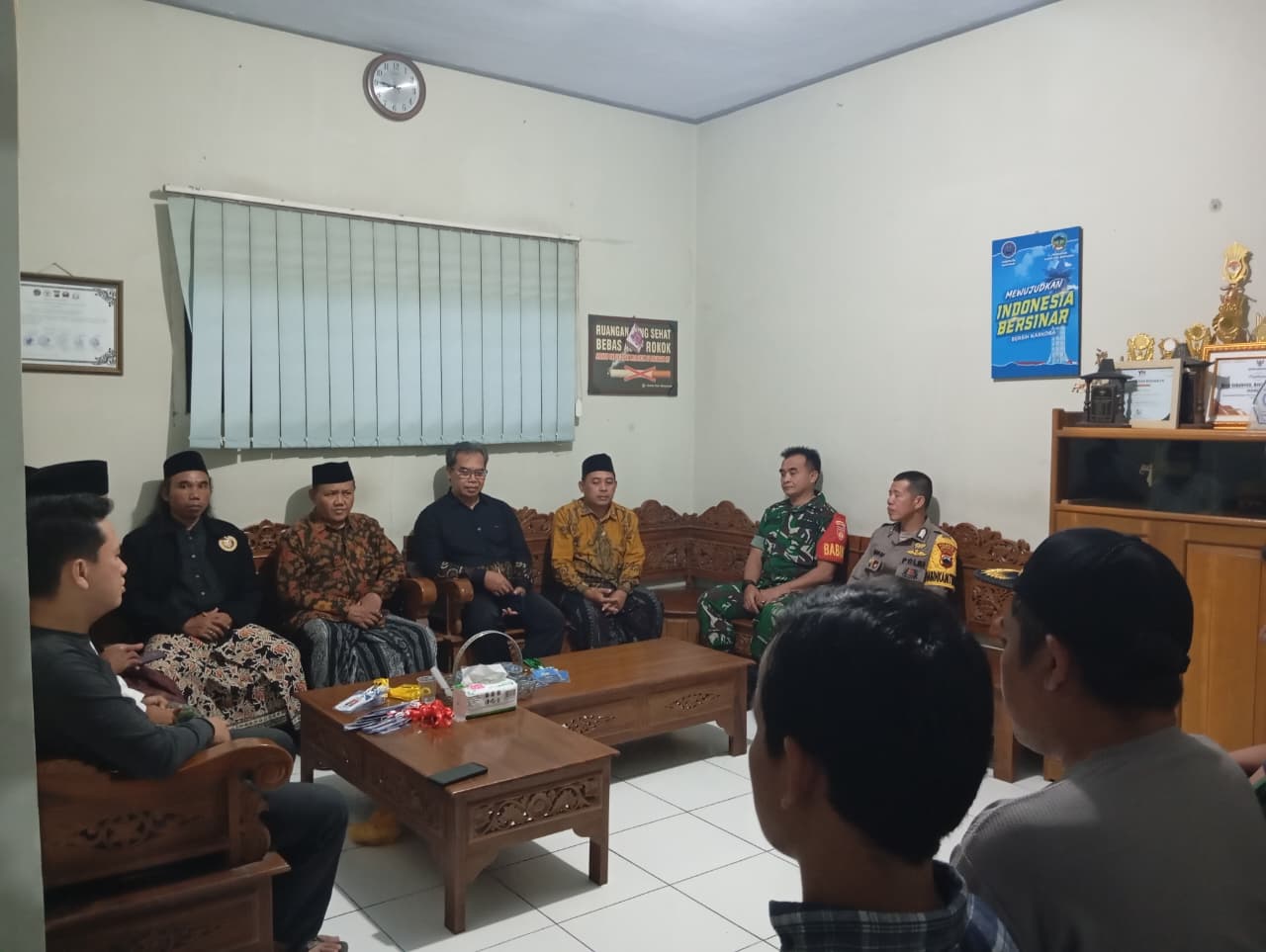 Bhabinkamtibmas Hadir Pastikan Pembuatan Soal P3D Desa Sokawera Cilongok Berjalan Kondusif