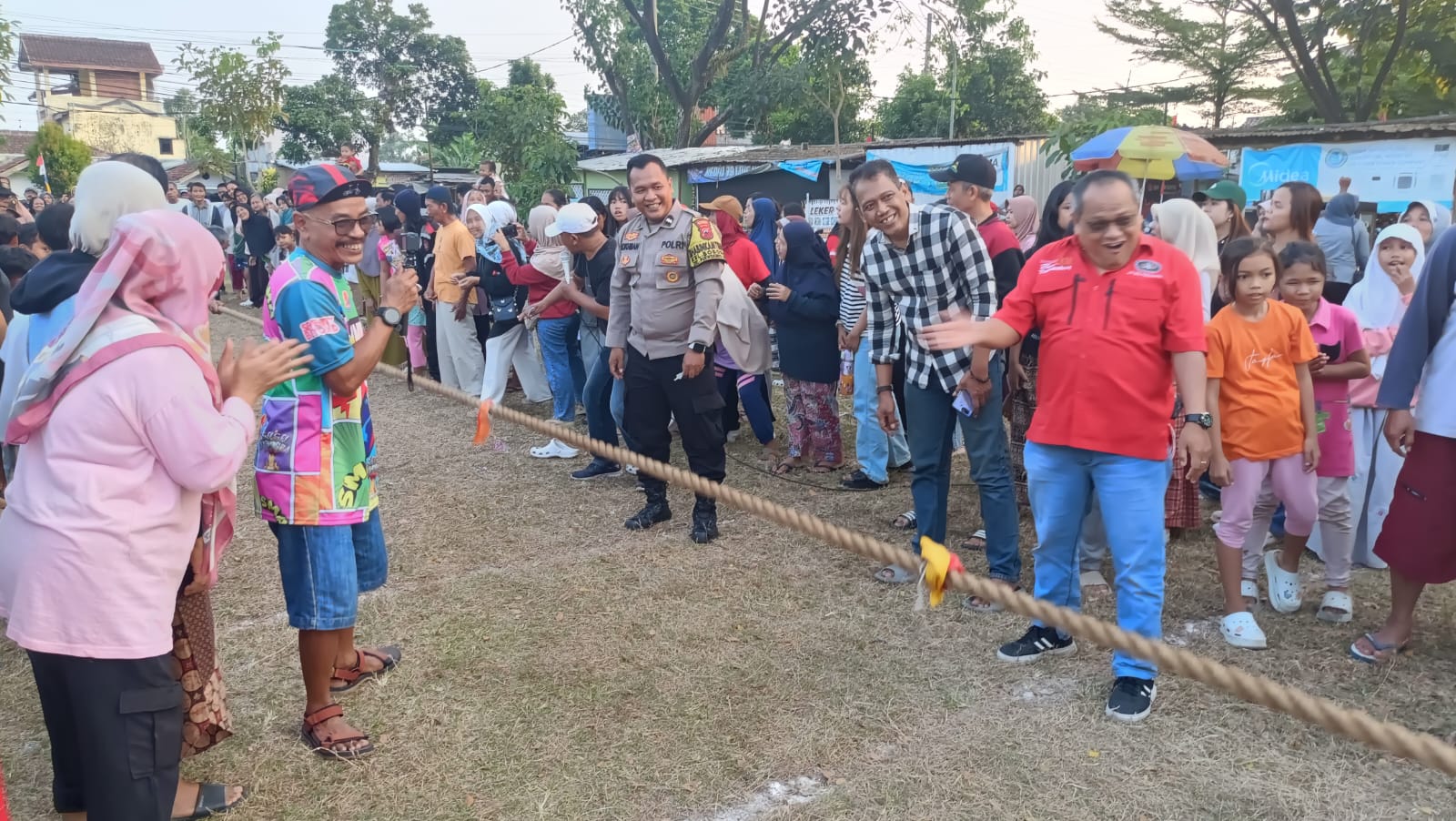 Lomba Tarik Tambang di Bobosan Meriah, Bhabinkamtibmas Purwokerto Utara Lakukan Monitoring
