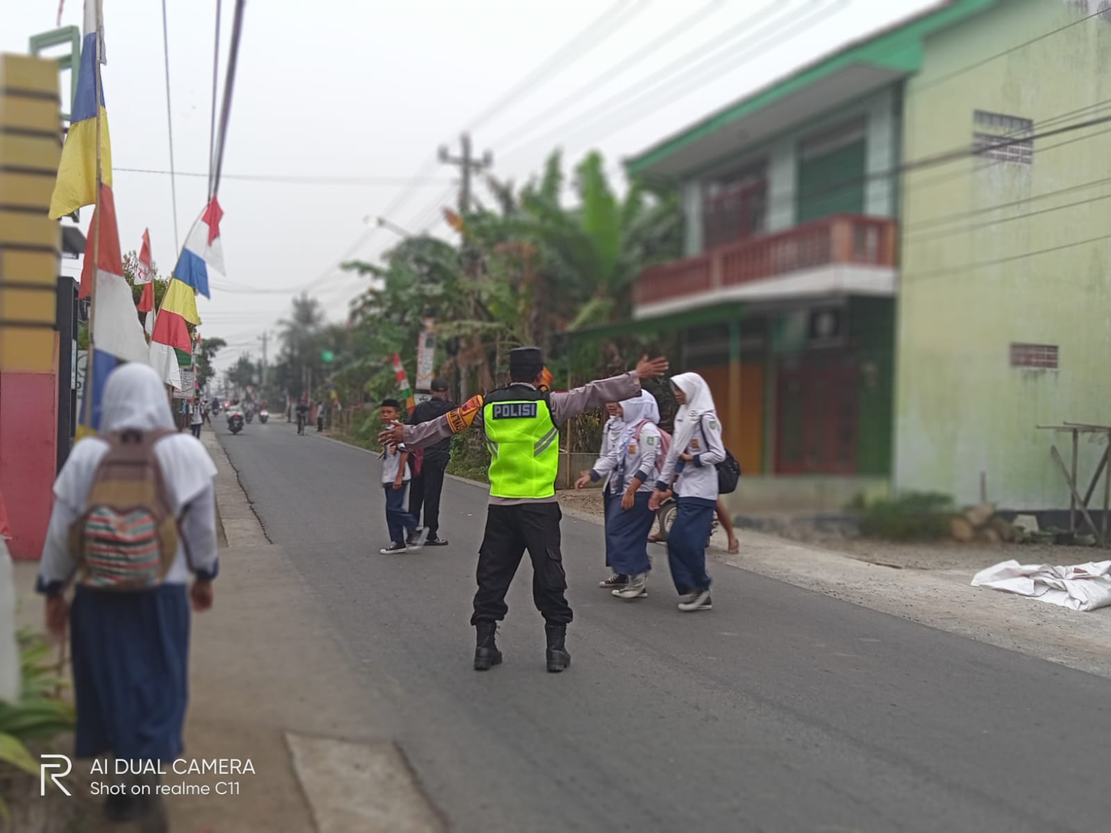 Yanmas Pagi Polsek Kembaran Banyumas, Bhabinkamtibmas Bantu Kelancaran Lalu Lintas di Depan SDN Larangan