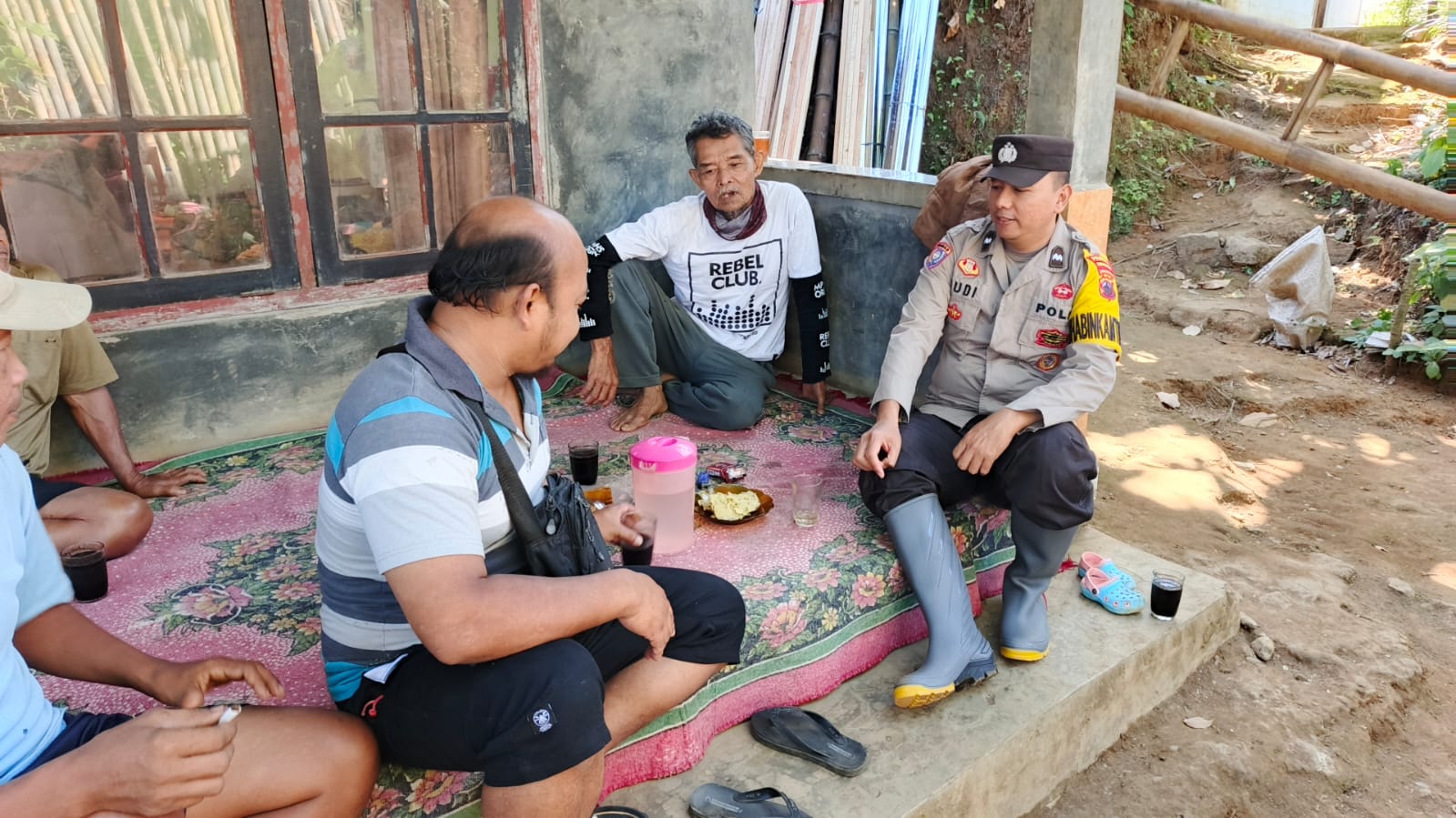 Jelang HUT ke-81 RI, Bhabinkamtibmas Sumbang Sambangi Tokoh Masyarakat Desa Ciberem