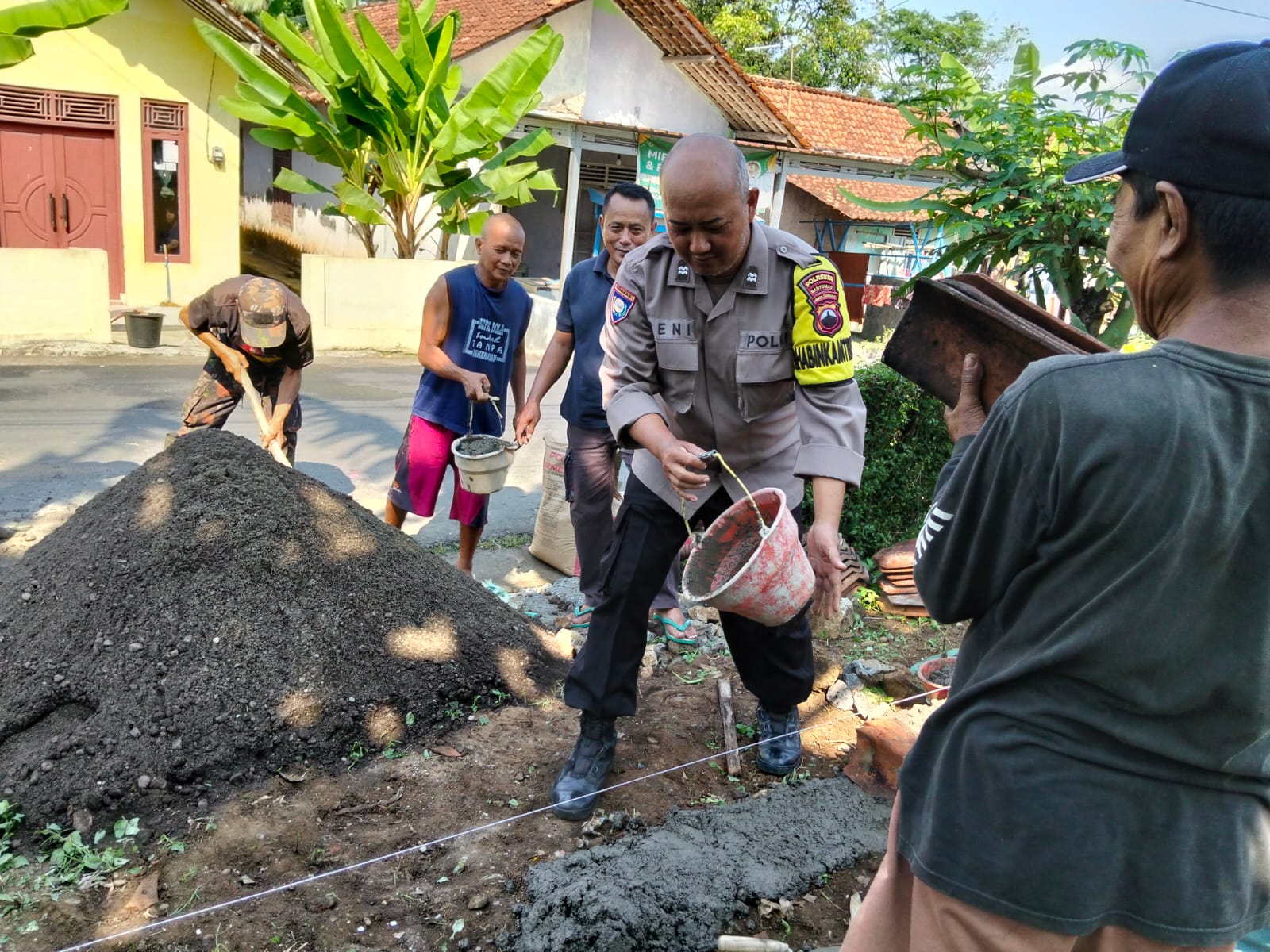 Gotong Royong Bangun Satkamling, Bhabinkamtibmas Ajibarang Banyumas Pererat Kedekatan dengan Warga
