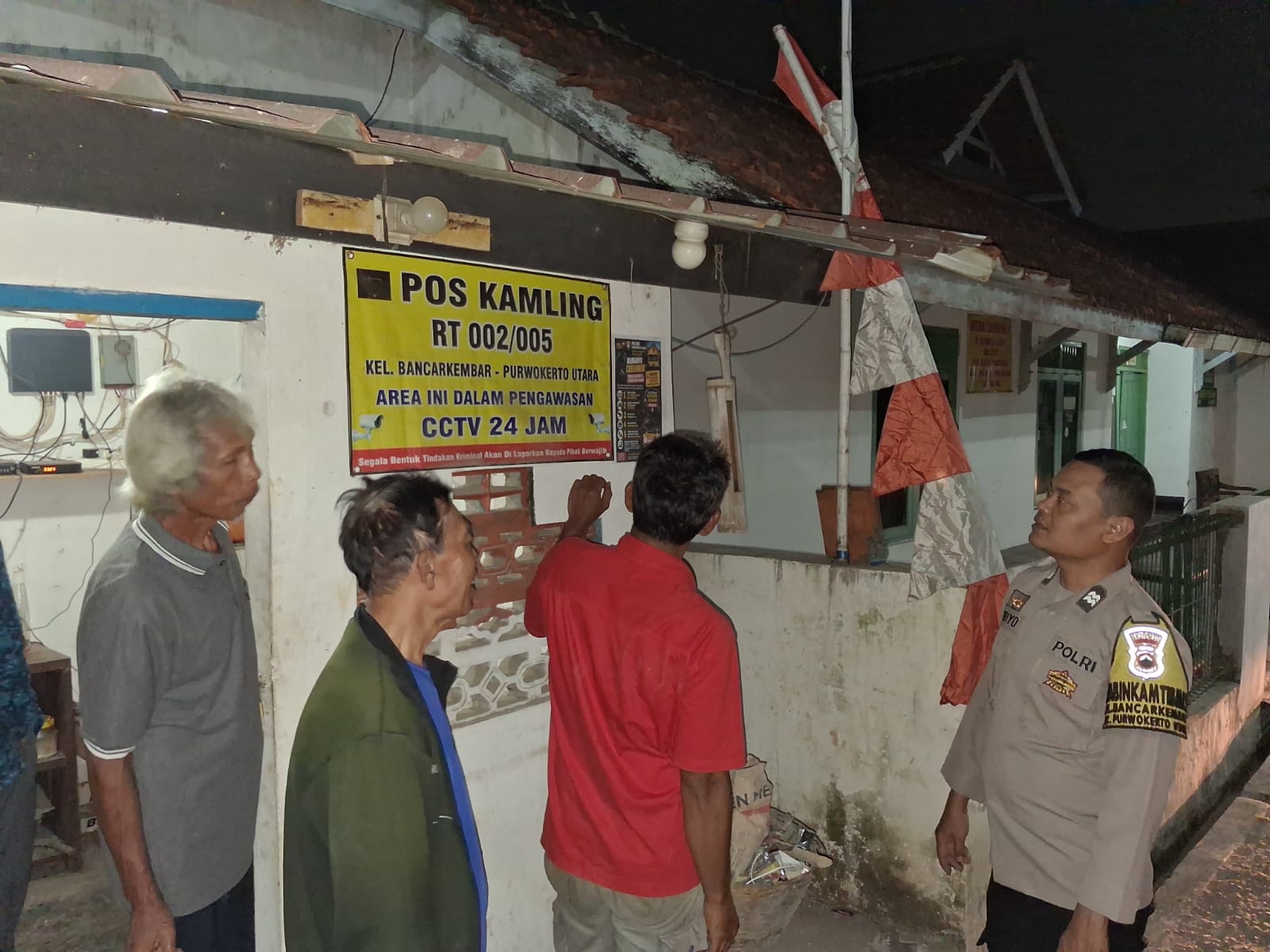 Bhabinkamtibas Polsek Jatilawang Polresta Banyumas Ajak Warga Aktifkan Poskamling Demi Jaga Kamtibmas