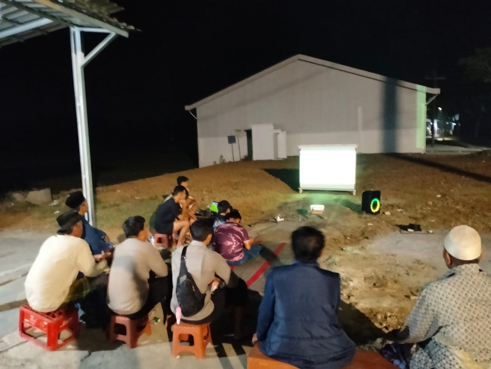 Sambang Saat Nobar, Bhabinkamtibmas Polsek Purwojati Pererat Silaturahmi dengan Warga