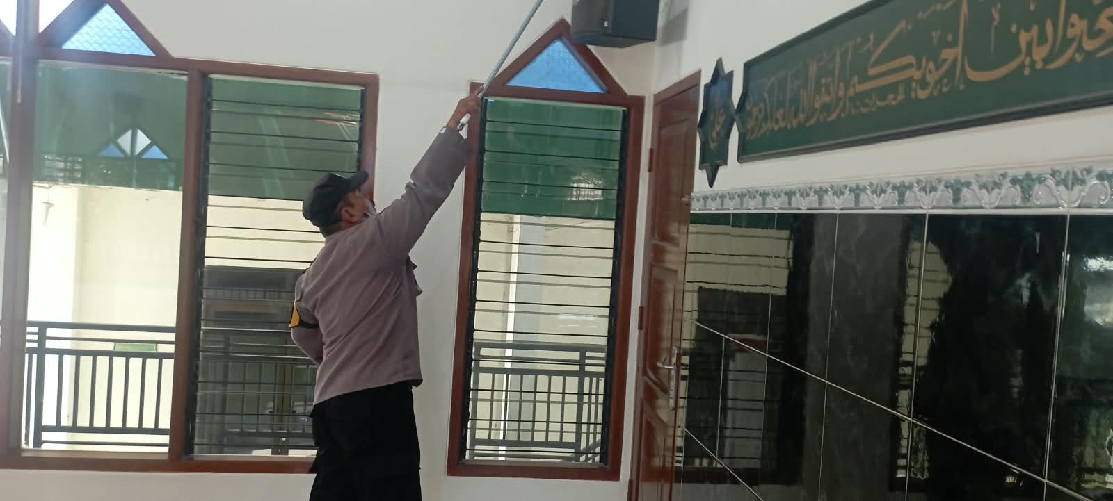 Bhabinkamtibmas Sokaraja Bersama IPARI Gelar GEBERMAS, Wujudkan Masjid Bersih dan Nyaman