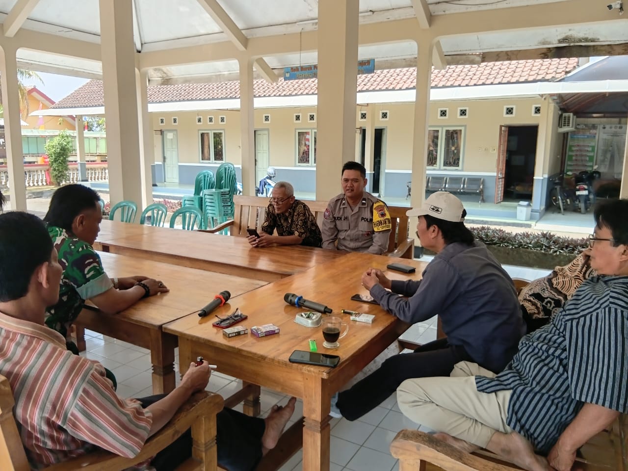 Sambangi Balai Desa Karanganyar, Bhabinkamtibmas Jatilawang Perkuat Sinergi Dengan Perangkat Desa
