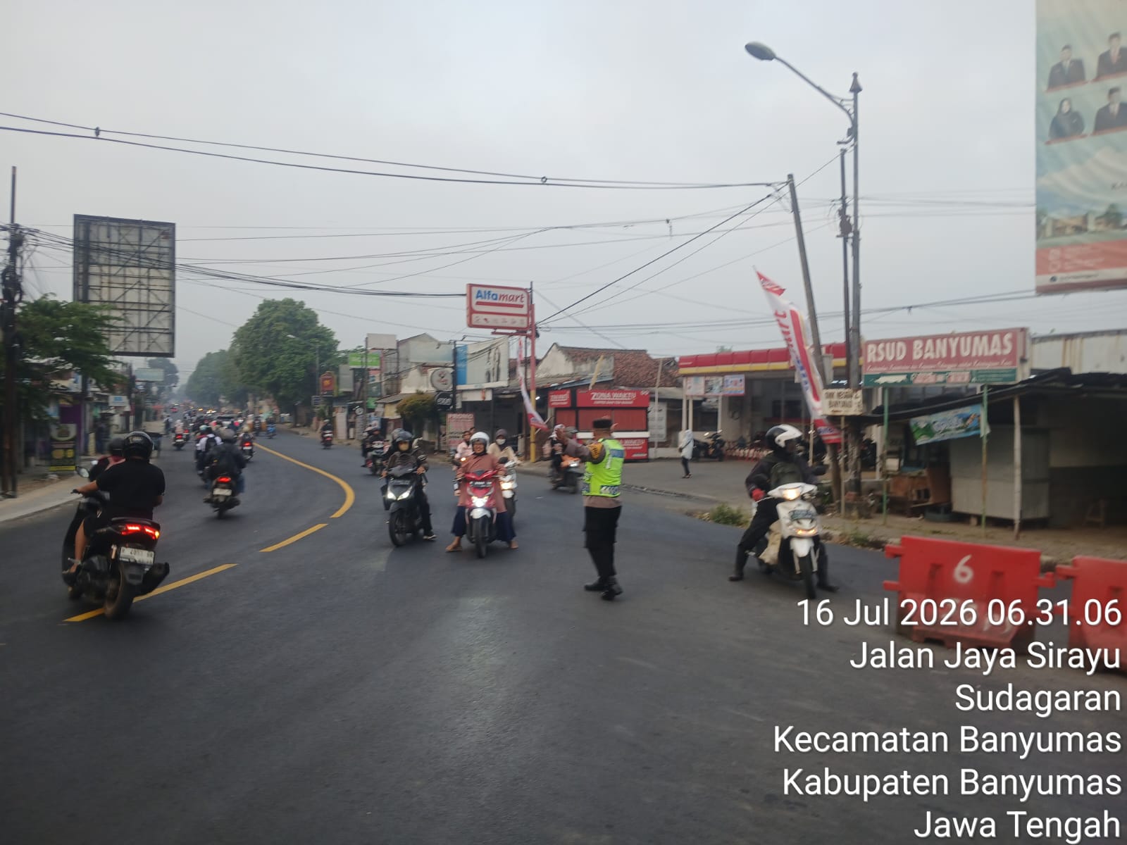 Bhabinkamtibmas Polsek Banyumas Laksanakan Yanmas Pagi, Atur Lalu Lintas dan Edukasi Keselamatan Berkendara