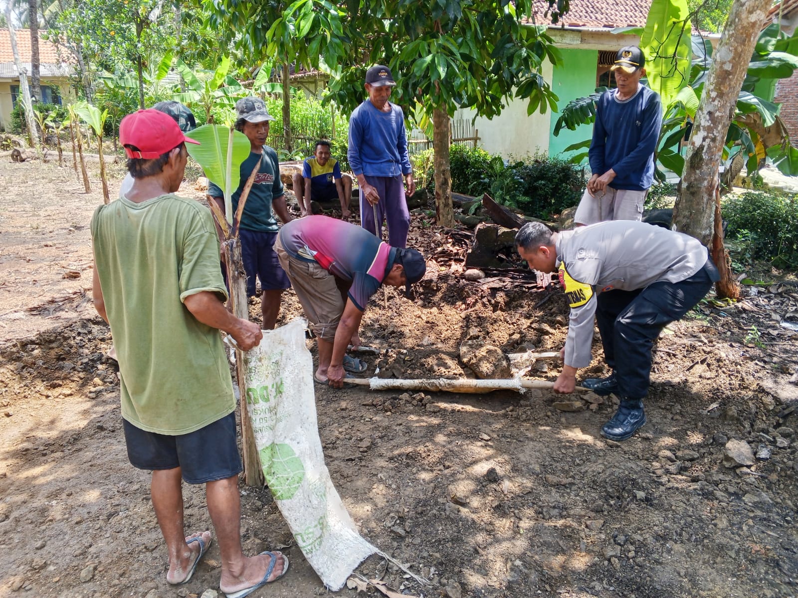 Tingkatkan Keamanan, Bhabinkamtibmas Polsek Purwokerto Selatan Polresta Banyumas Bersama Warga Dirikan Poskamling