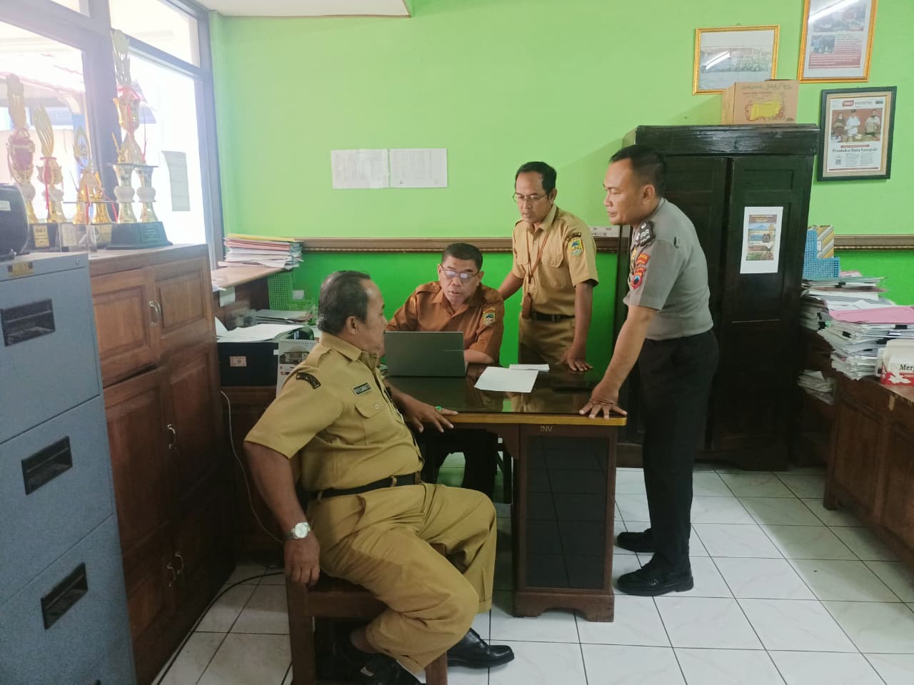 Bhabinkamtibmas Polsek Banyumas Sambangi Perangkat Desa Kalisube, Perkuat Sinergi Jaga Kamtibmas
