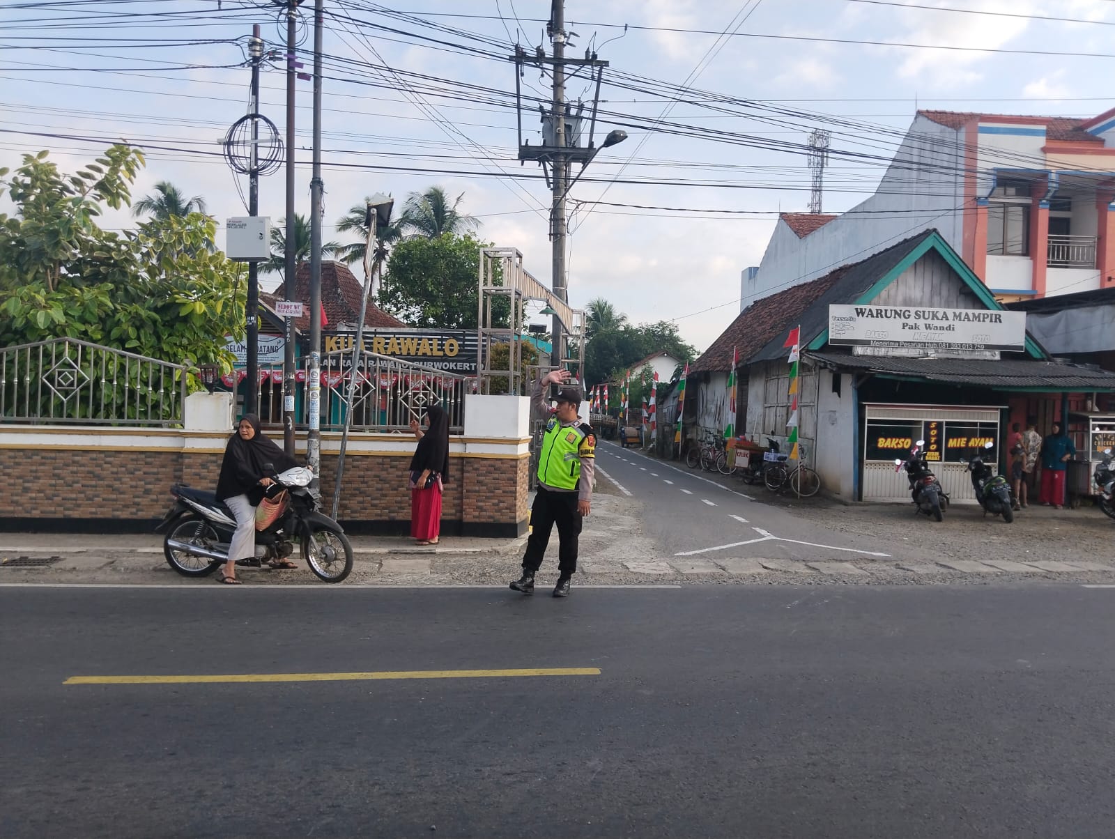 Hadir di Jam Sibuk, Bhabinkamtibmas Polsek Sumpiuh Amankan Arus Lalu Lintas di Kawasan Sekolah