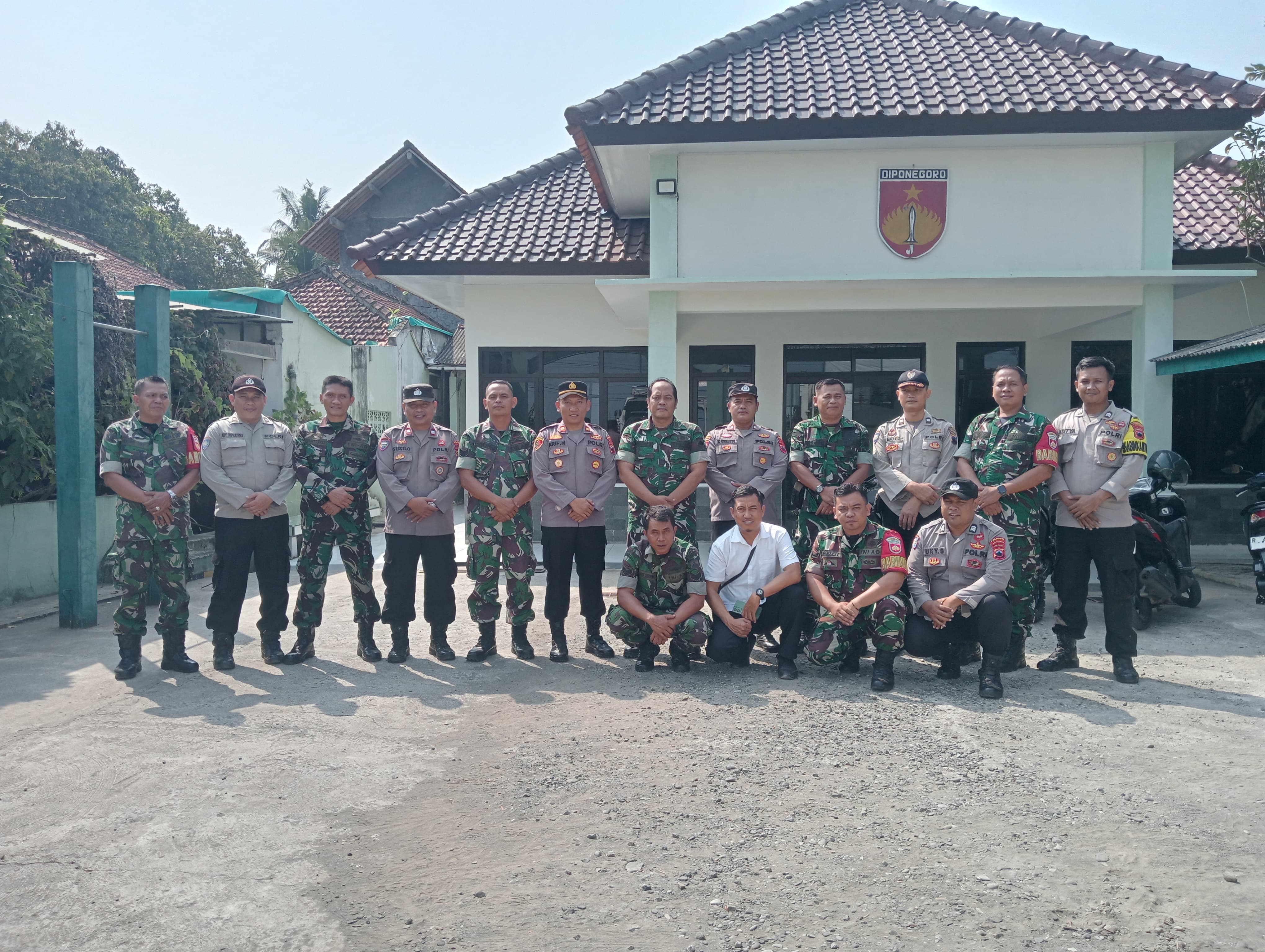 Perkuat Soliditas TNI-Polri, Polsek Kemranjen Banyumas Silaturahmi ke Koramil 11