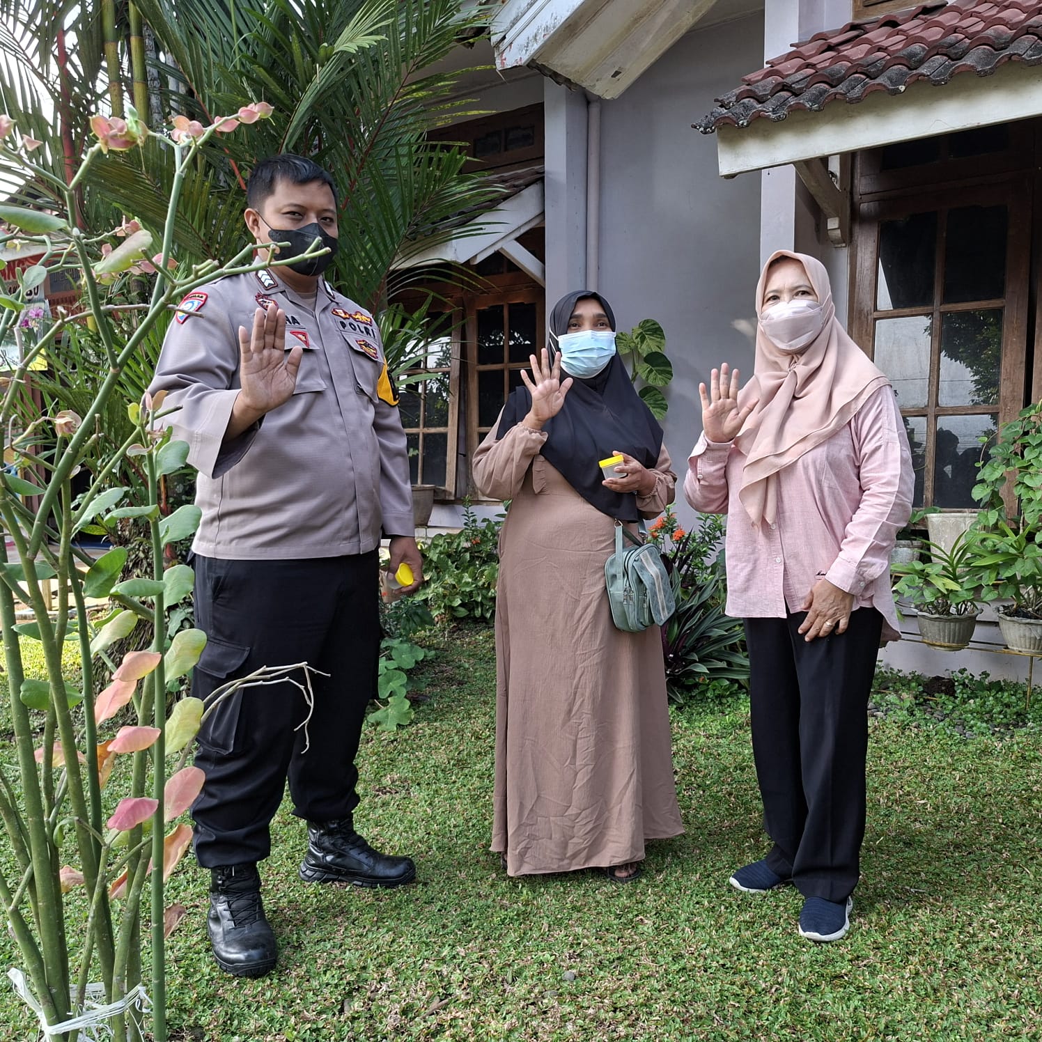Dampingi Tracing TOSS TB, Bhabinkamtibmas Purwokerto Selatan Hadir Dukung Deteksi Dini Tuberkulosi