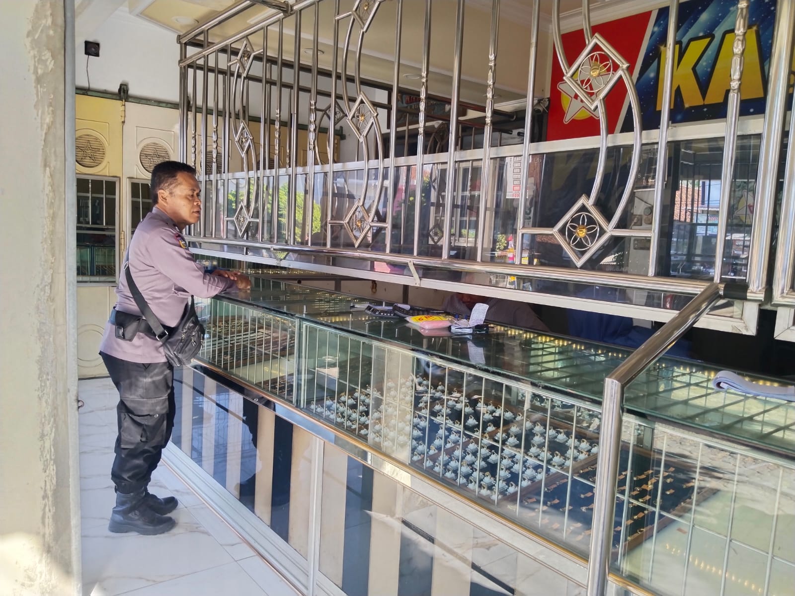 Polsek Sumpiuh Sambangi Toko Emas, Tingkatkan Kewaspadaan Cegah Aksi Kriminal
