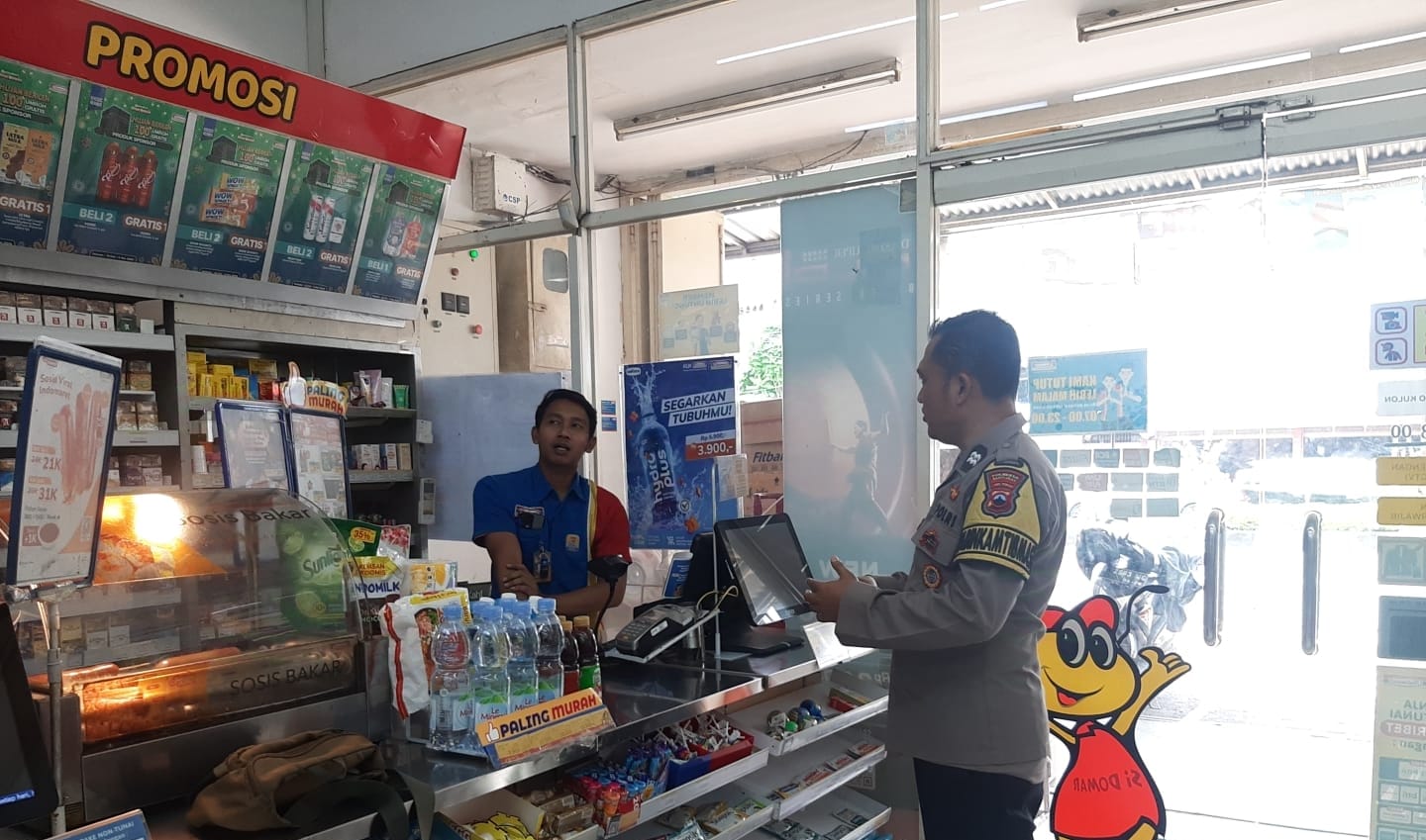 Sambang Ritel Modern, Bhabinkamtibmas Purwokerto Selatan Polresta Banyumas Tekankan Optimalisasi CCTV