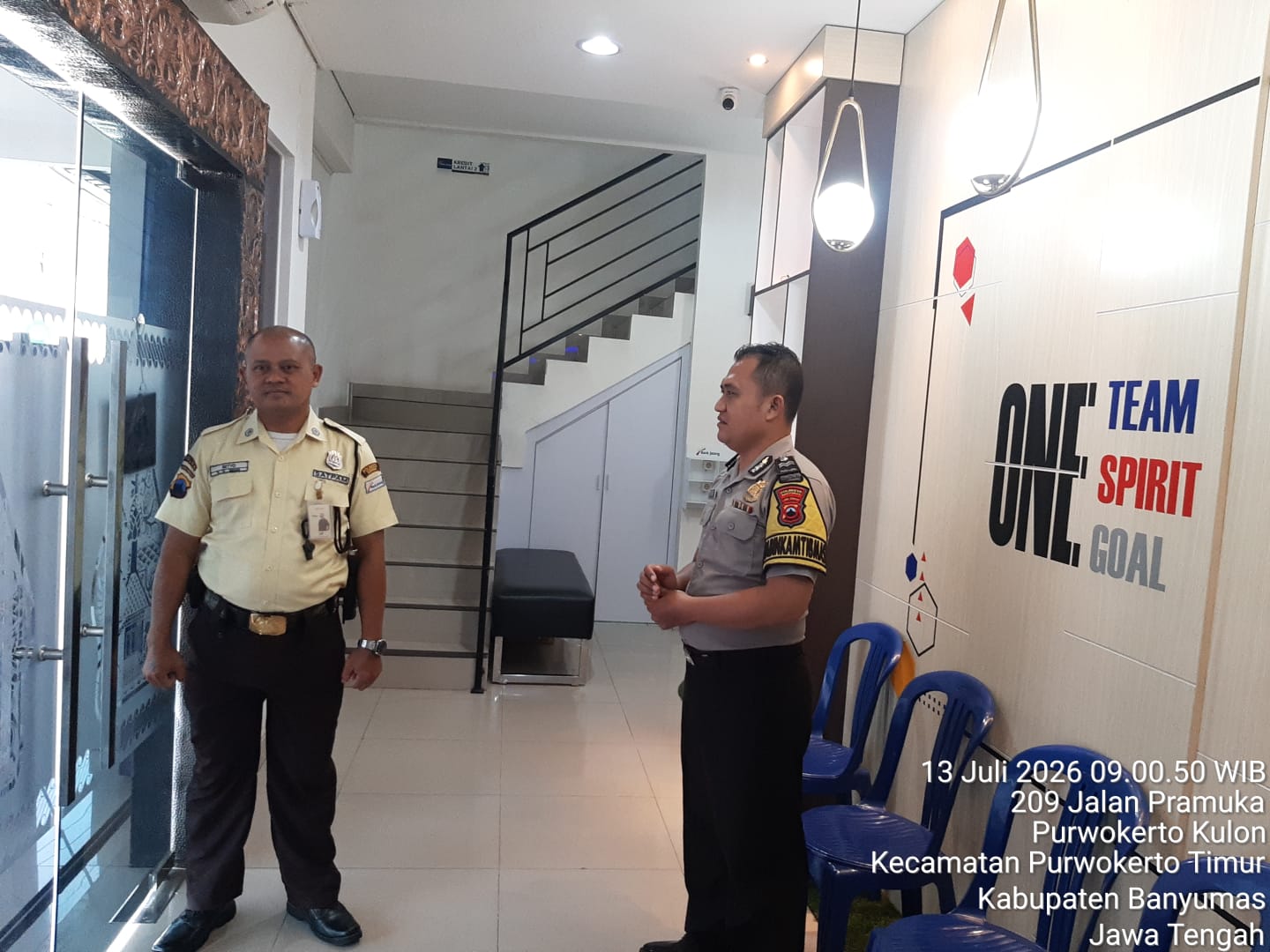 Bhabinkamtibmas Berikan Pembinaan kepada Satpam Bank, Perkuat Sinergi Cegah Gangguan Kamtibmas