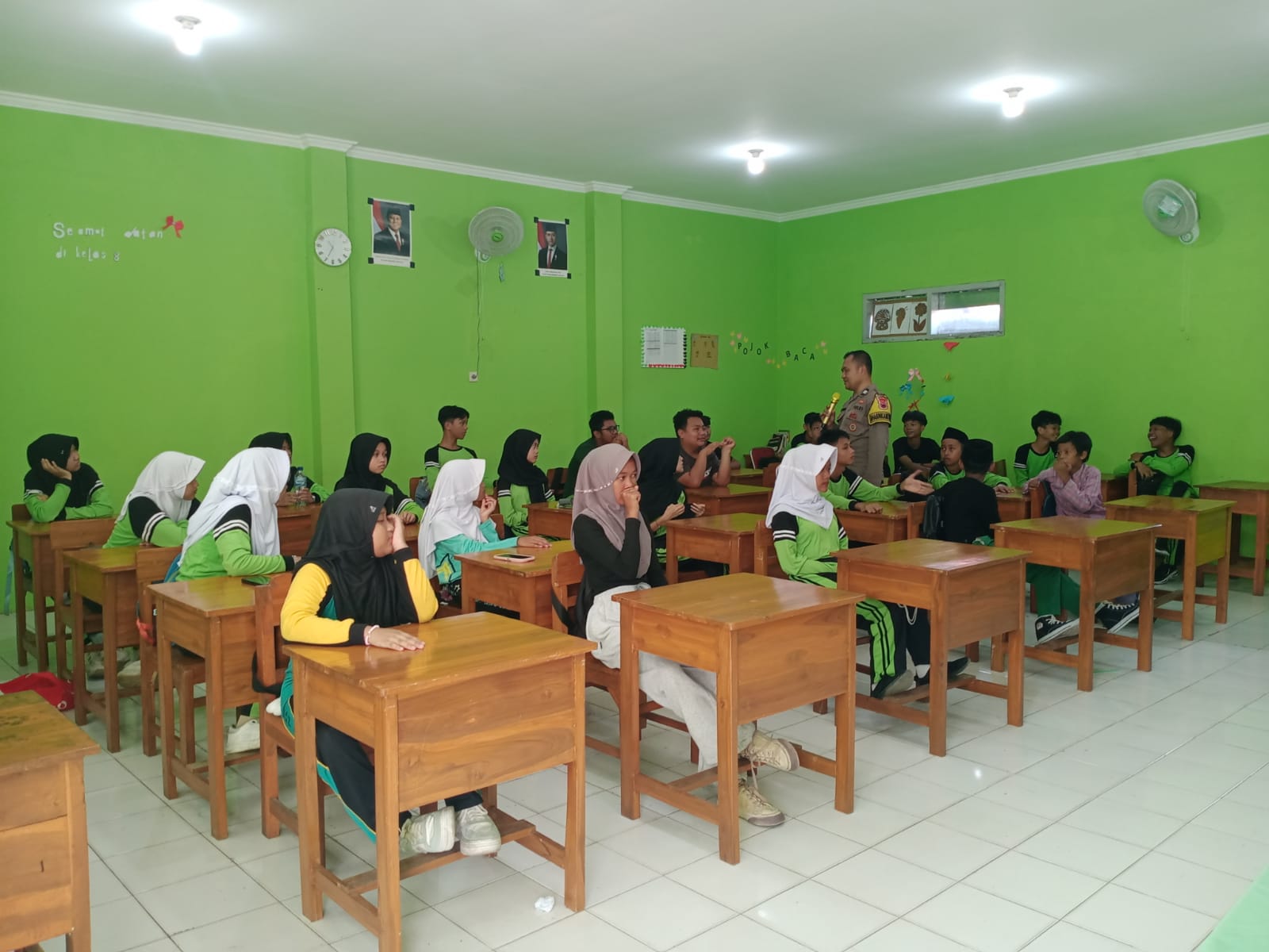 Kapolsek Purwokerto Selatan Banyumas Bekali Siswa Baru Dengan Edukasi Anti Bullying dan Pencegahan Kenakalan Remaja