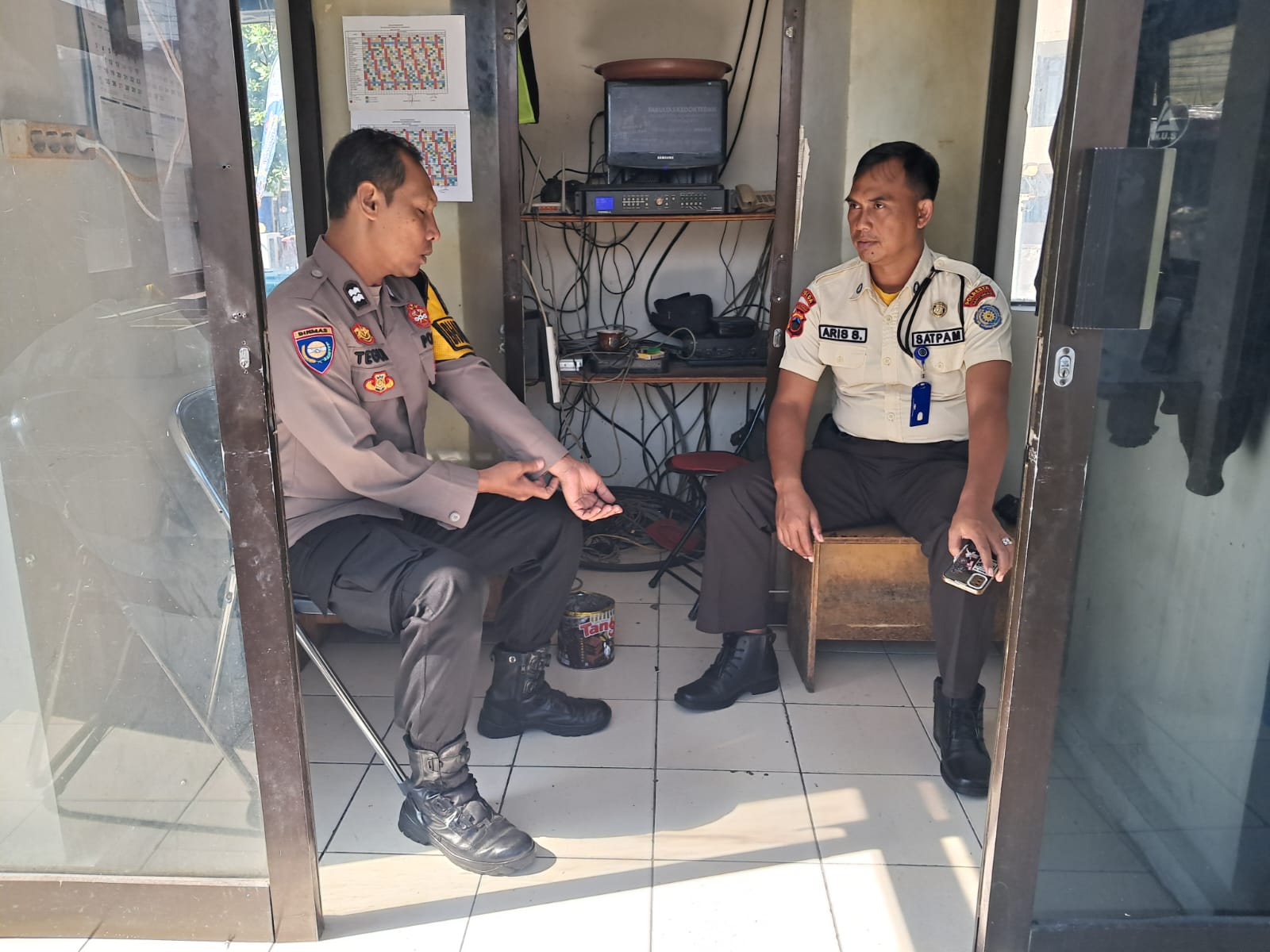 Bhabinkamtibmas Purwokerto Barat Sambangi Perbankan, Perkuat Sinergi Keamanan Lingkungan Kerja