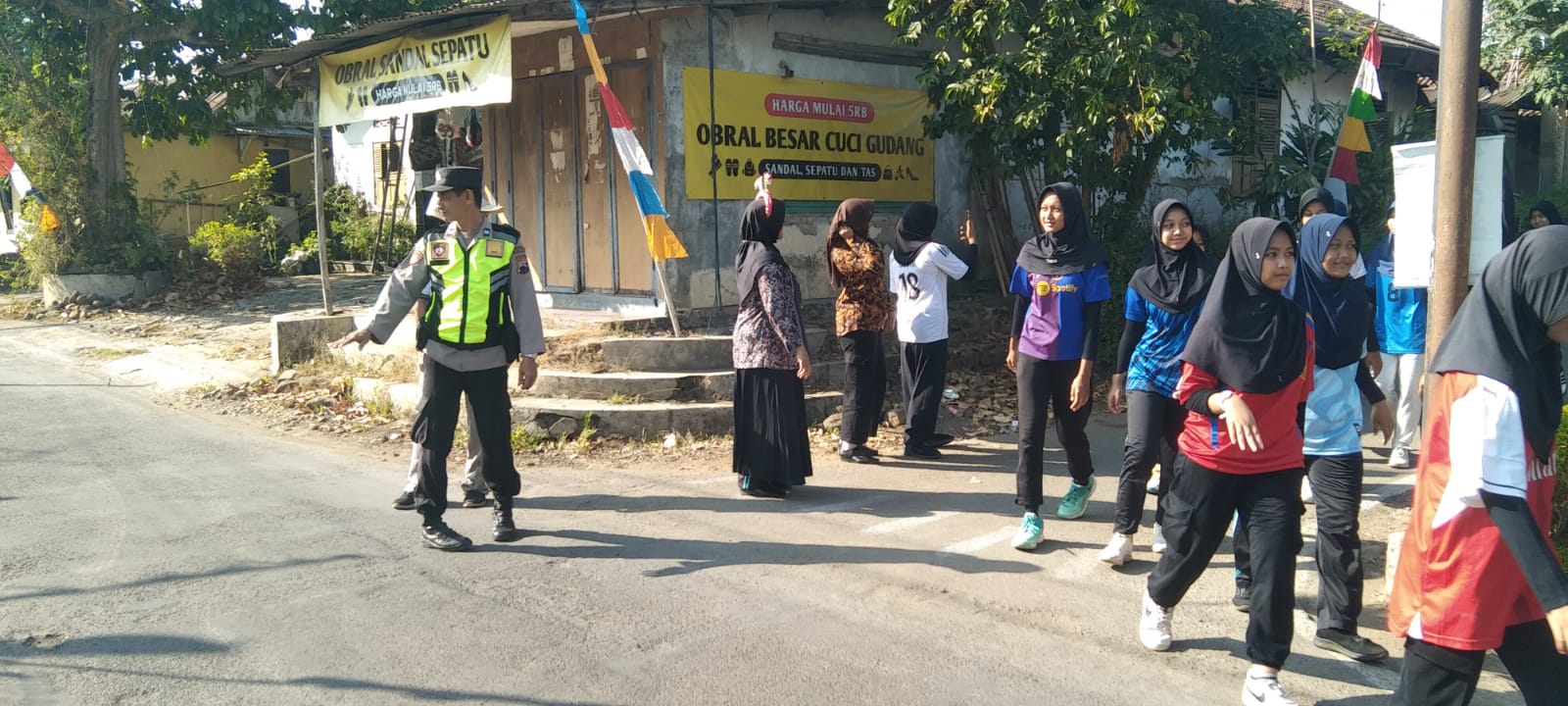 Jalan Sehat HUT ke-66 SMPN 4 Purwokerto, Polsek Purwokerto Barat Pastikan Kegiatan Berlangsung Aman