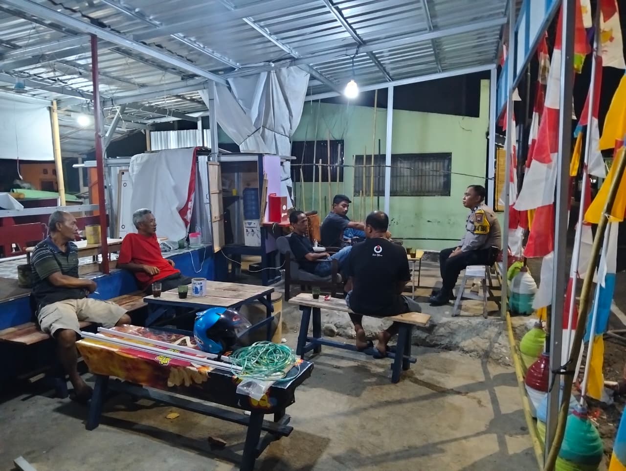 Ngendong Satkamling, Bhabinkamtibmas Polsek Karanglewas Banyumas Semangati Petugas Ronda Malam