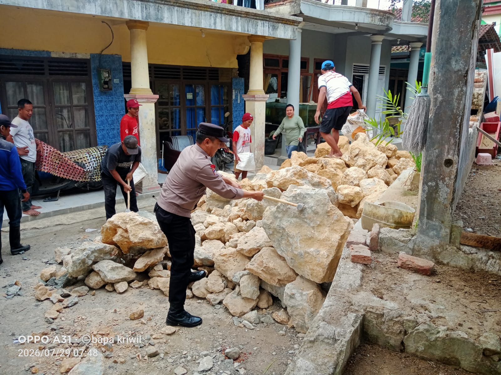 Polsek Ajibarang Banyumas Perkuat Kebersamaan melalui Kerja Bakti Bangun Jembatan di Darmakradenan