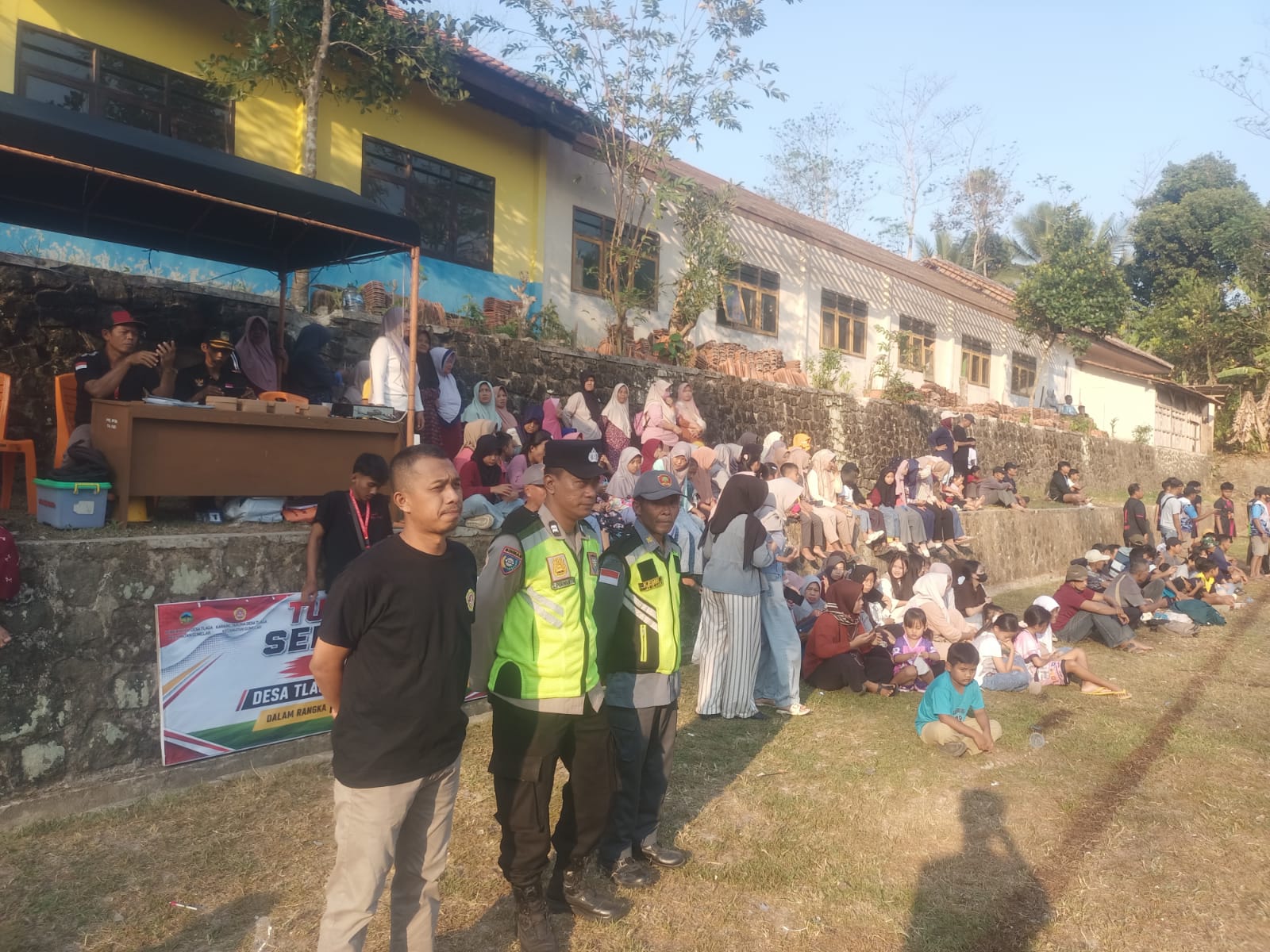 Semarak HUT RI ke-81, Polsek Rawalo Kawal Pertandingan Sepak Bola Antar-RW di Banjarparkan