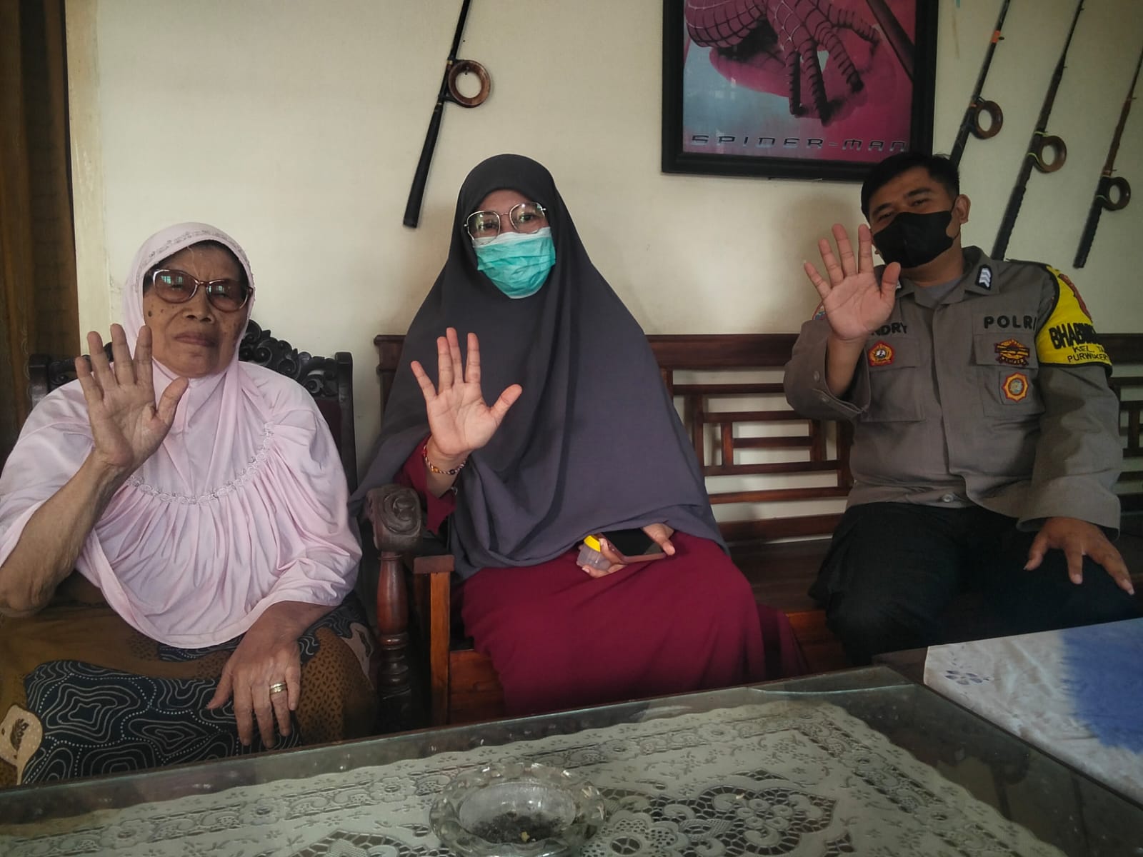 Bhabinkamtibmas Kalibagor Dampingi Tracing TBC, 100 Warga Desa Suro Ikuti Pemeriksaan