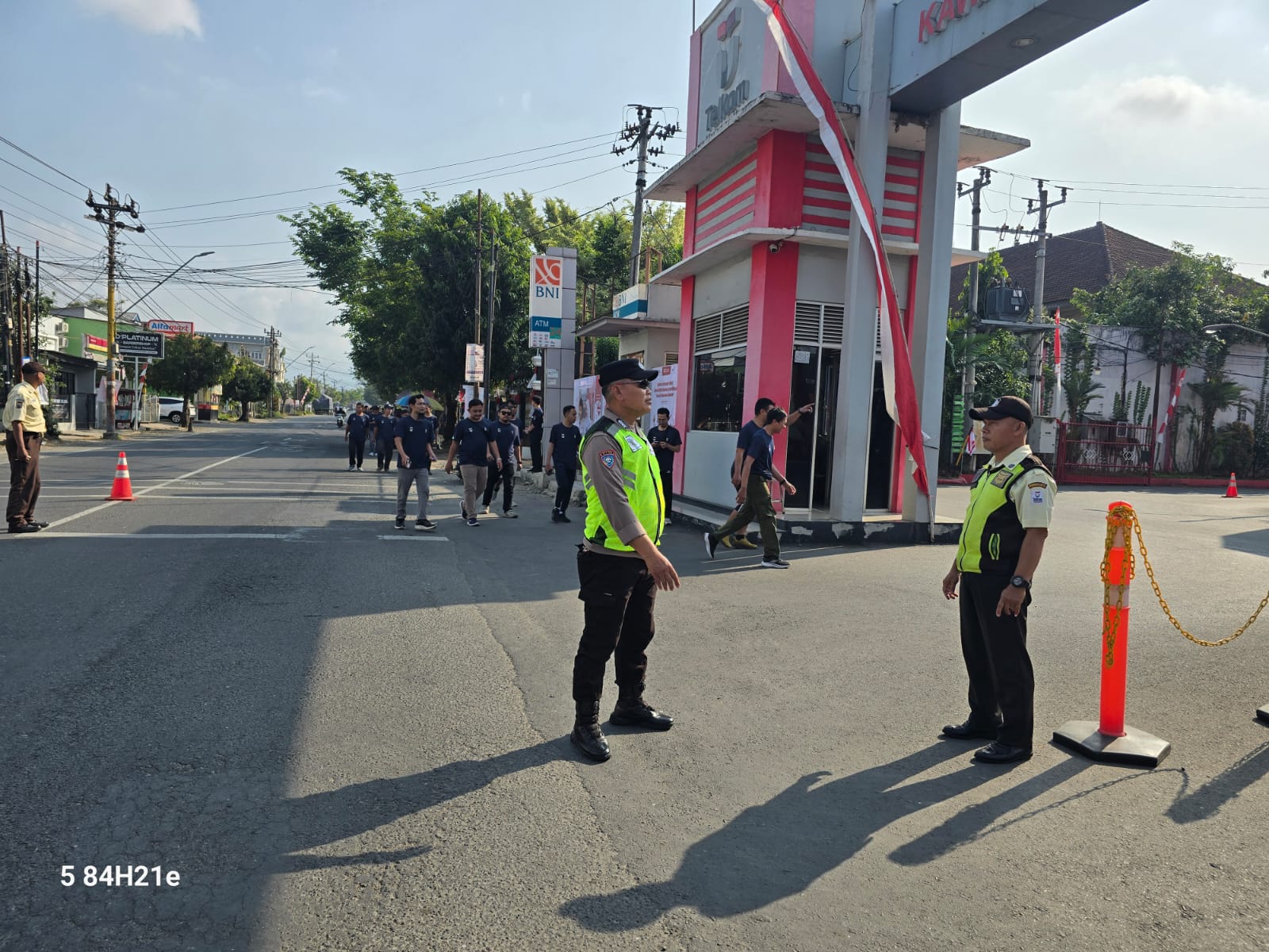 Polisi Hadir Beri Rasa Aman di Tengah Semarak Jalan Sehat Telkom University