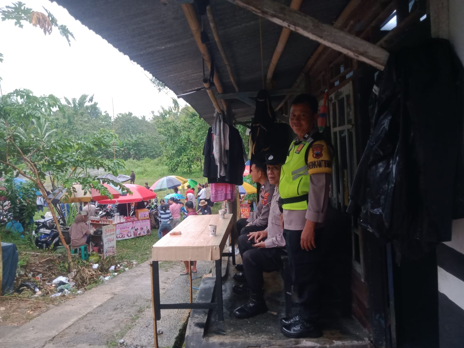 Polsek Kalibagor Polresta Banyumas Amankan Pentas Ebeg Halal Bihalal, Ratusan Warga Antusias