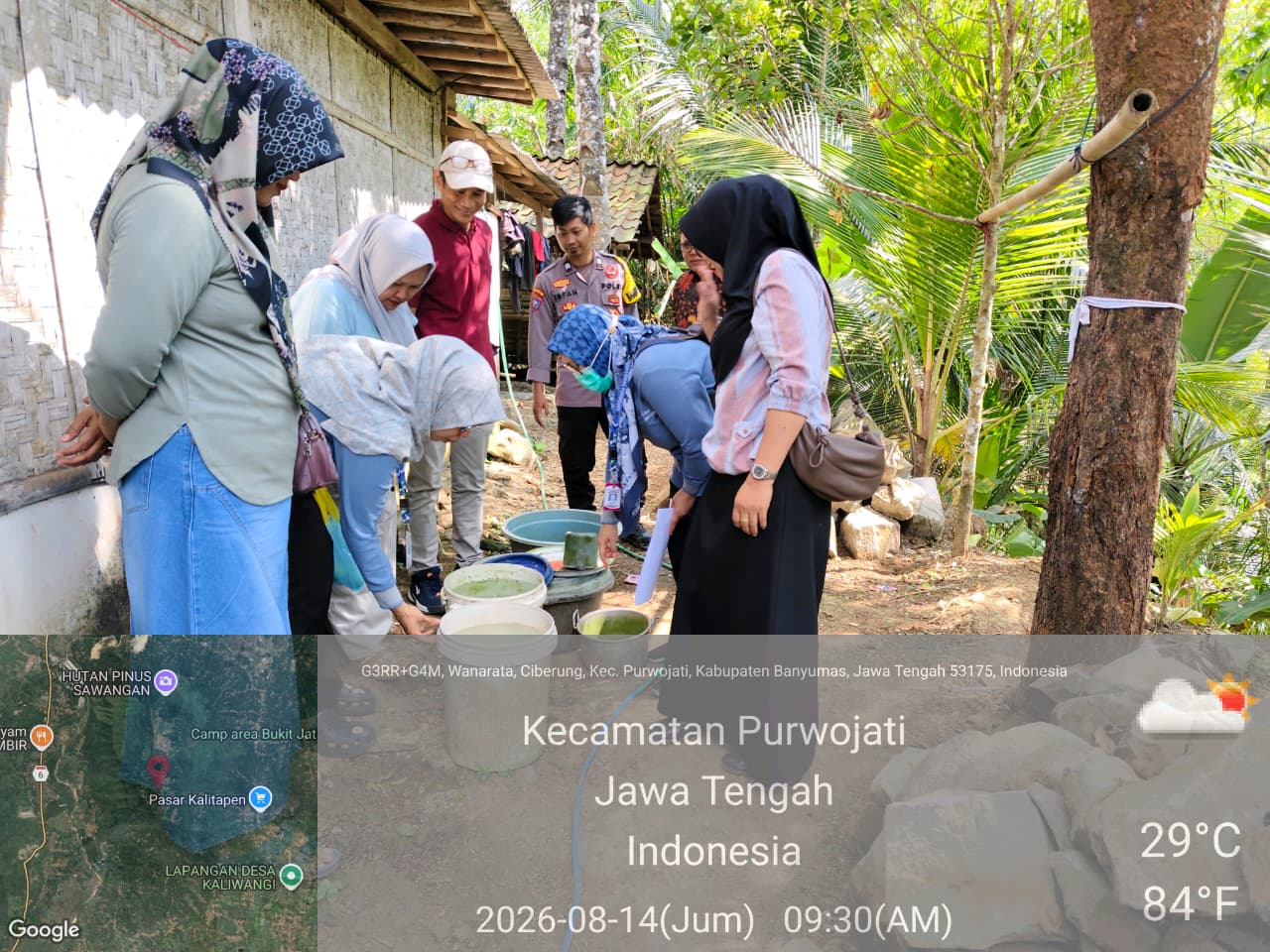 Dari Rumah ke Rumah, Bhabinkamtibmas Purwojati Dampingi PSN untuk Cegah DBD