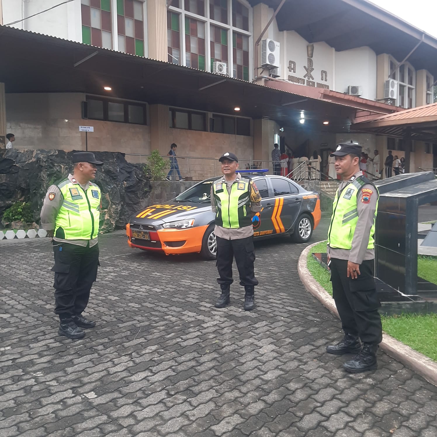 Polsek Purwokerto Timur Polresta Banyumas Amankan Ibadah Minggu Palma di Gereja Katedral