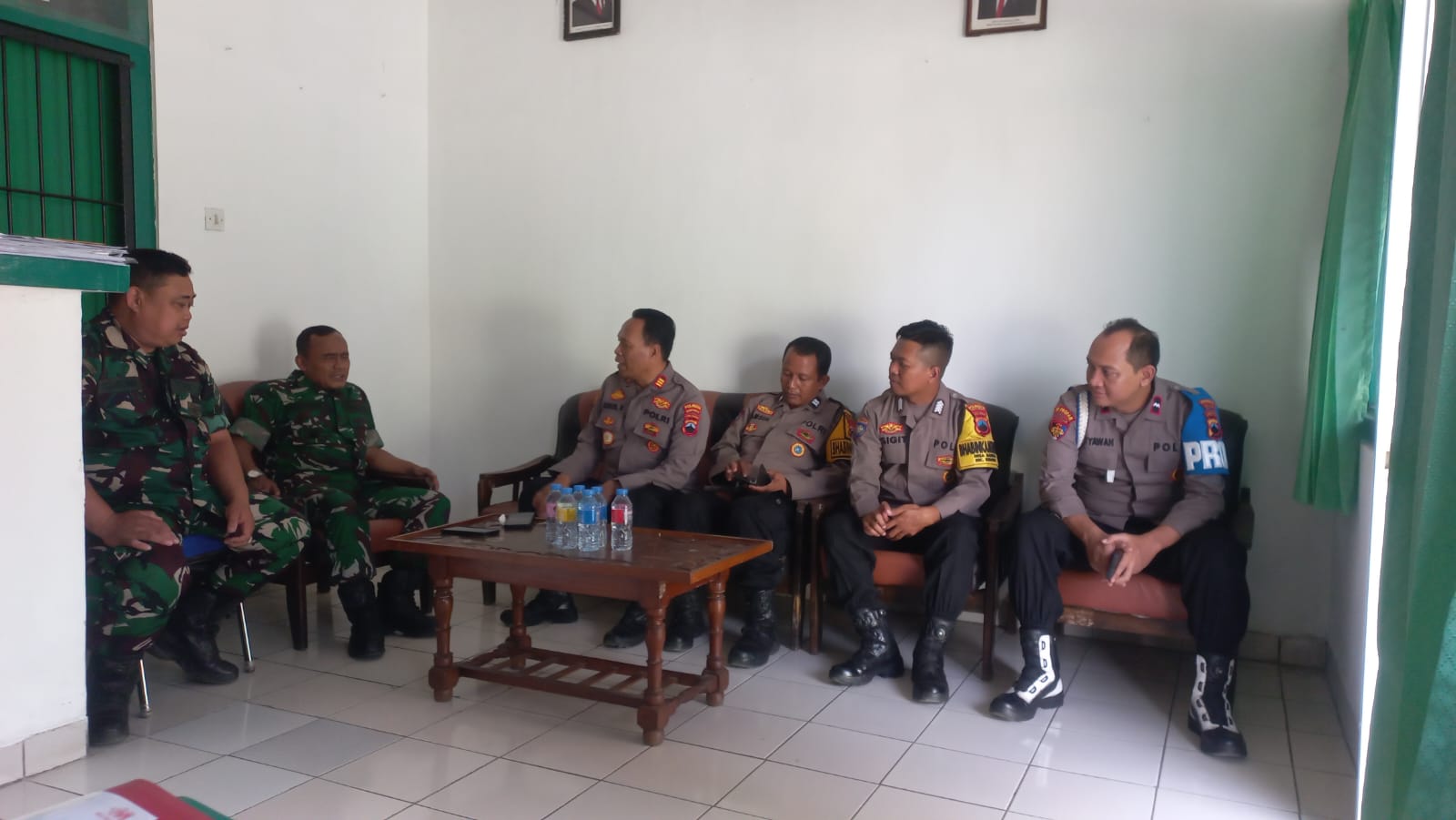 Perkuat Soliditas TNI-Polri, Kapolsek Kebasen Sambangi Koramil 17 Kebasen
