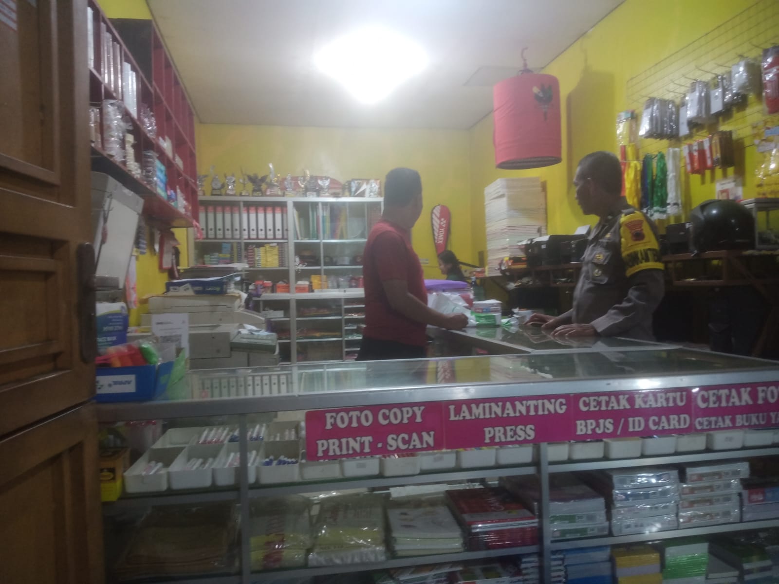 Sambangi Pertokoan, Bhabinkamtibmas Sumbang Ingatkan Warga Waspada Gangguan Kamtibmas