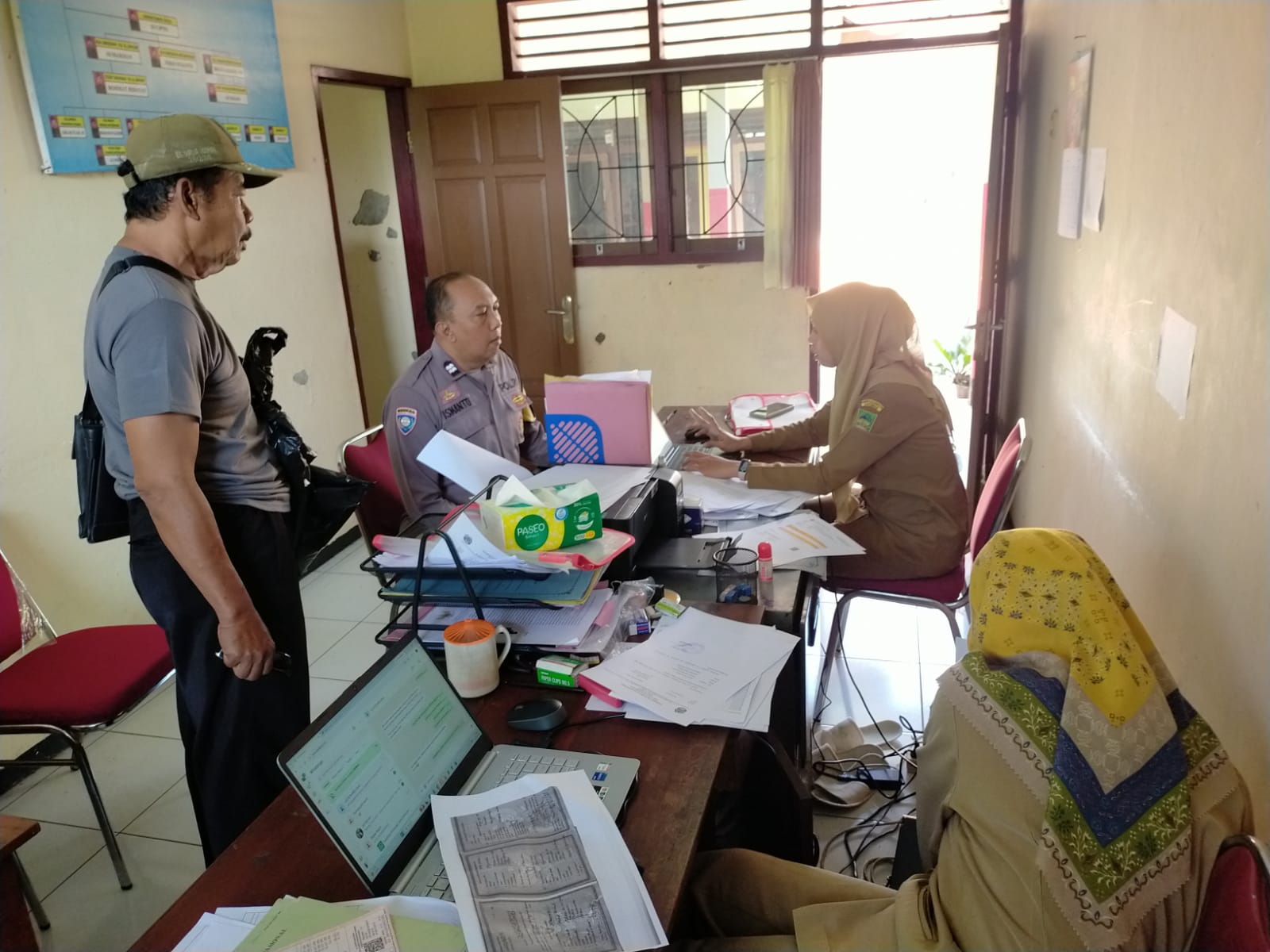 Sambangi Kantor Pemdes , Bhabinkamtibas Banyumas Perkuat Sinergi Jaga Kamtibmas
