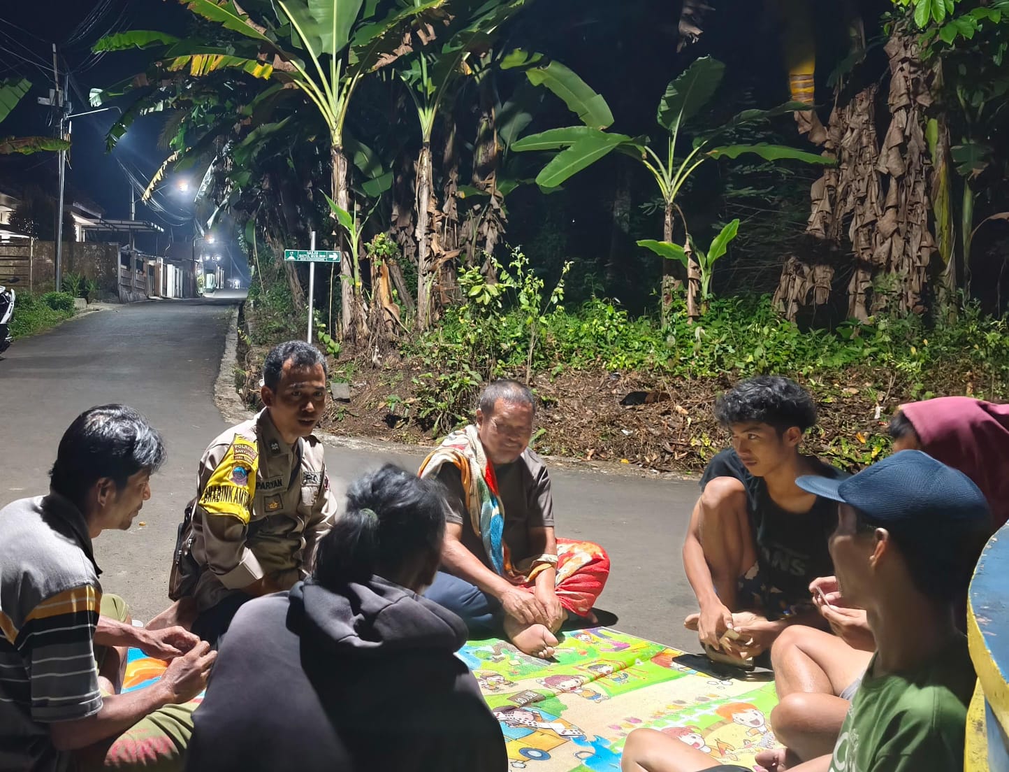 Cegah Kejahatan Malam Hari, Bhabinkamtibas Karanglewas Banyumas Turun Langsung ke Pos Kamling