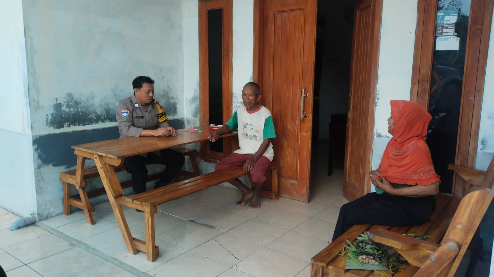 Pererat Silaturahmi, Bhabinkamtibmas Sumbang Banyumas Sambangi Warga Sampaikan Pesan Kamtibmas