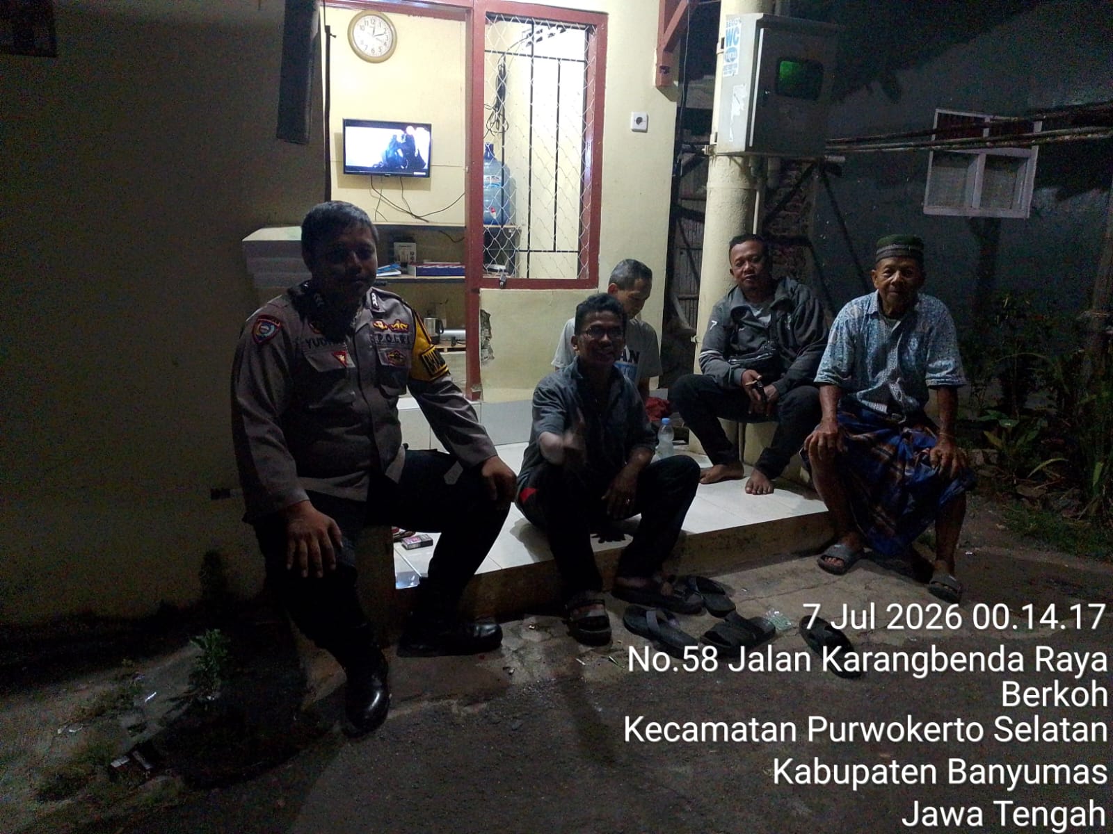 Cegah Kejahatan Dini Hari, Bhabinkamtibmas Sambangi Perumahan di Purwokerto Selatan
