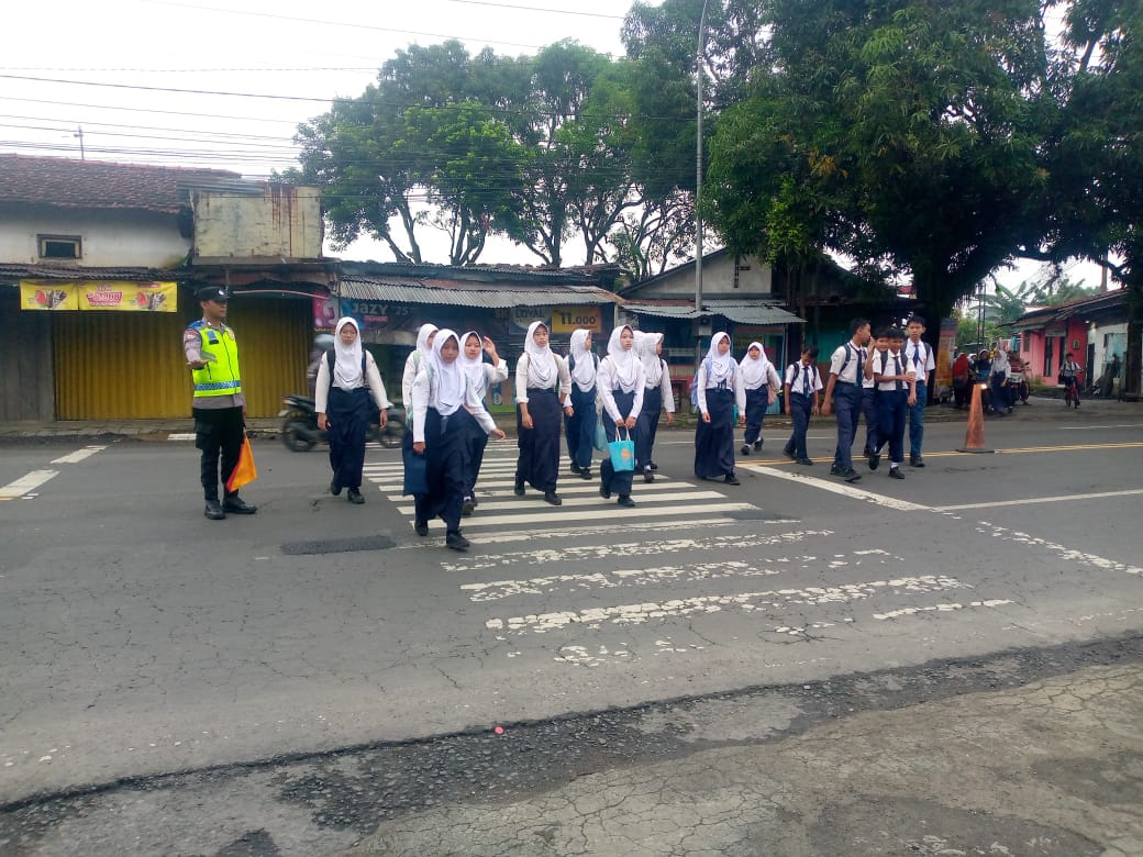 Yanmas Pagi, Bhabinkamtibmas Sokaraja Jaga Keamanan Pelajar di Tengah Padatnya Lalu Lintas