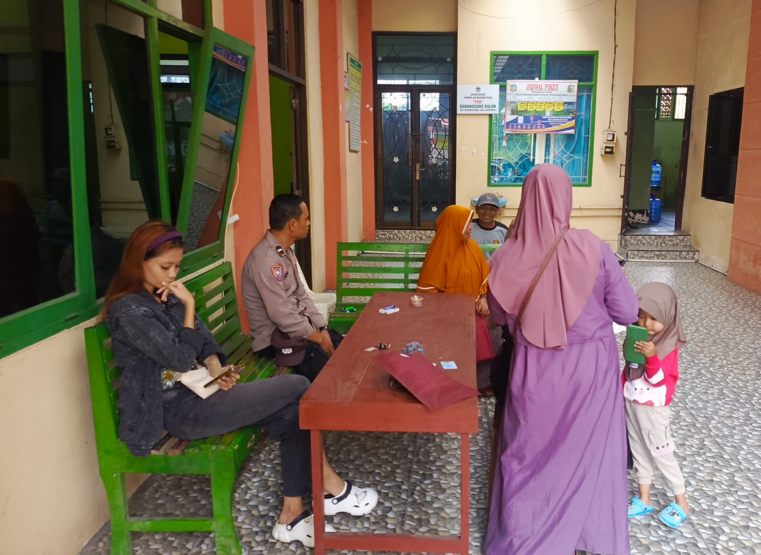 Dekat dengan Warga, Bhabinkamtibmas Kalibagor Bangun Komunikasi Jaga Lingkungan Tetap Aman