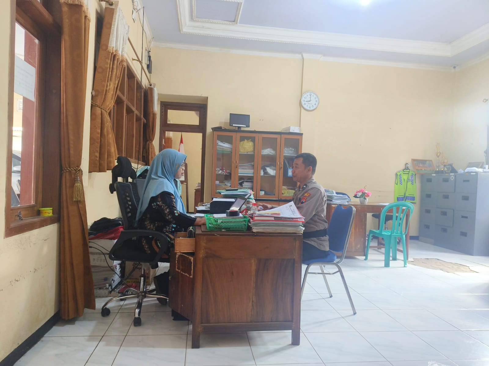 Jaga Kondusivitas Saat Musim Panen, Bhabinkamtibmas Sambangi Perangkat Desa