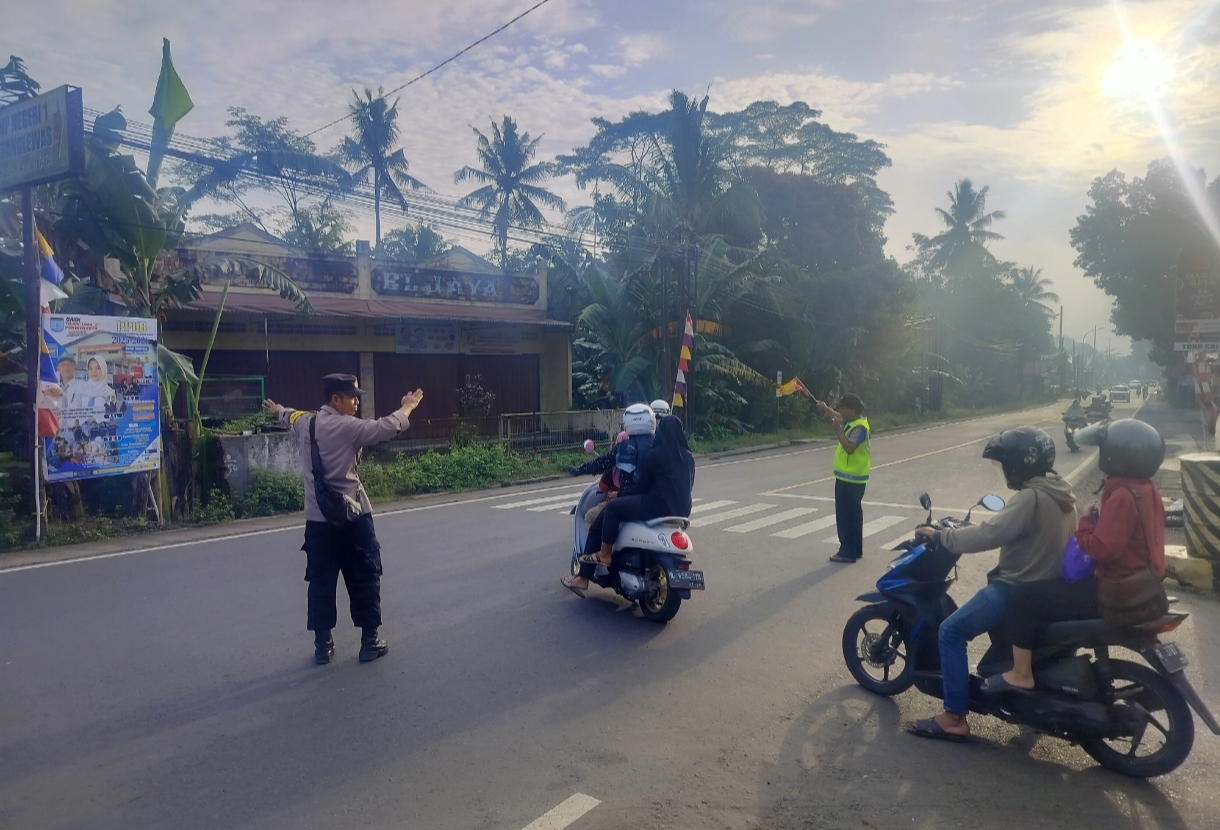 Tak Sekadar Bertugas, Bhabinkamtibmas Karanglewas Hadir Memberi Rasa Aman di Pagi Hari