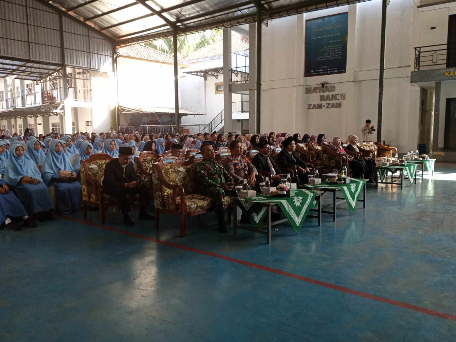Bhabinkamtibmas Polsek Cilongok Kawal Serah Terima Santri Baru Ponpes Zam-Zam