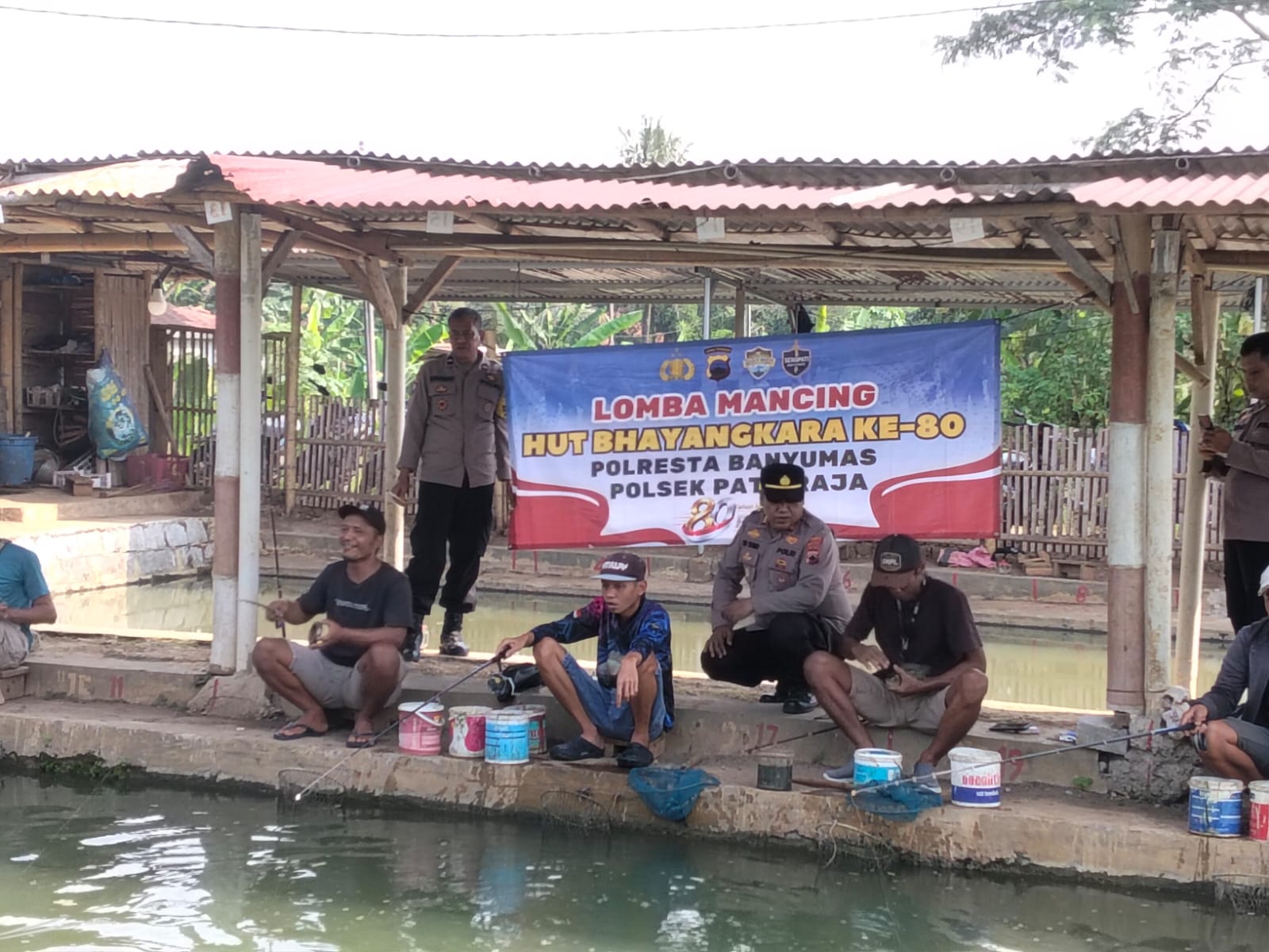 Kolam Mancing Mendadak Ramai, Ada Apa di HUT Bhayangkara Patikraja Banyumas?
